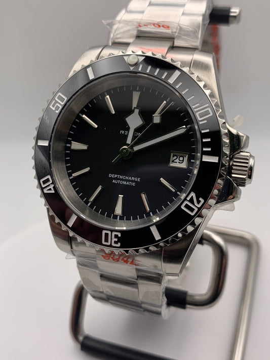 R3CON Collection. Custom black dial watch. 40.5mm stainless steel case. Sapphire crystal. Seiko NH35.