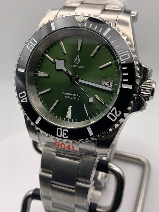 R3CON Collection. Custom green dial watch. 40.5mm stainless steel case. Sapphire crystal. Seiko NH35.