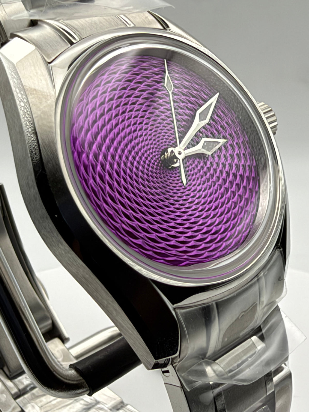 Brandy 1.4 - 38mm Stainless steel case. Double dome sapphire with AR. Seiko NH38.