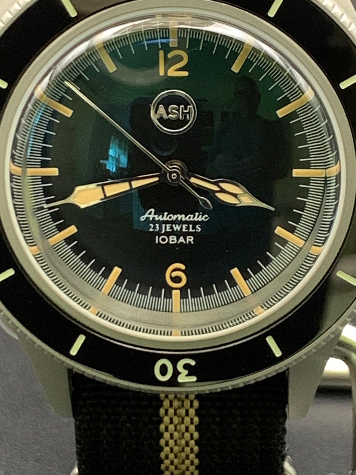 Classic 40mm dive watch.