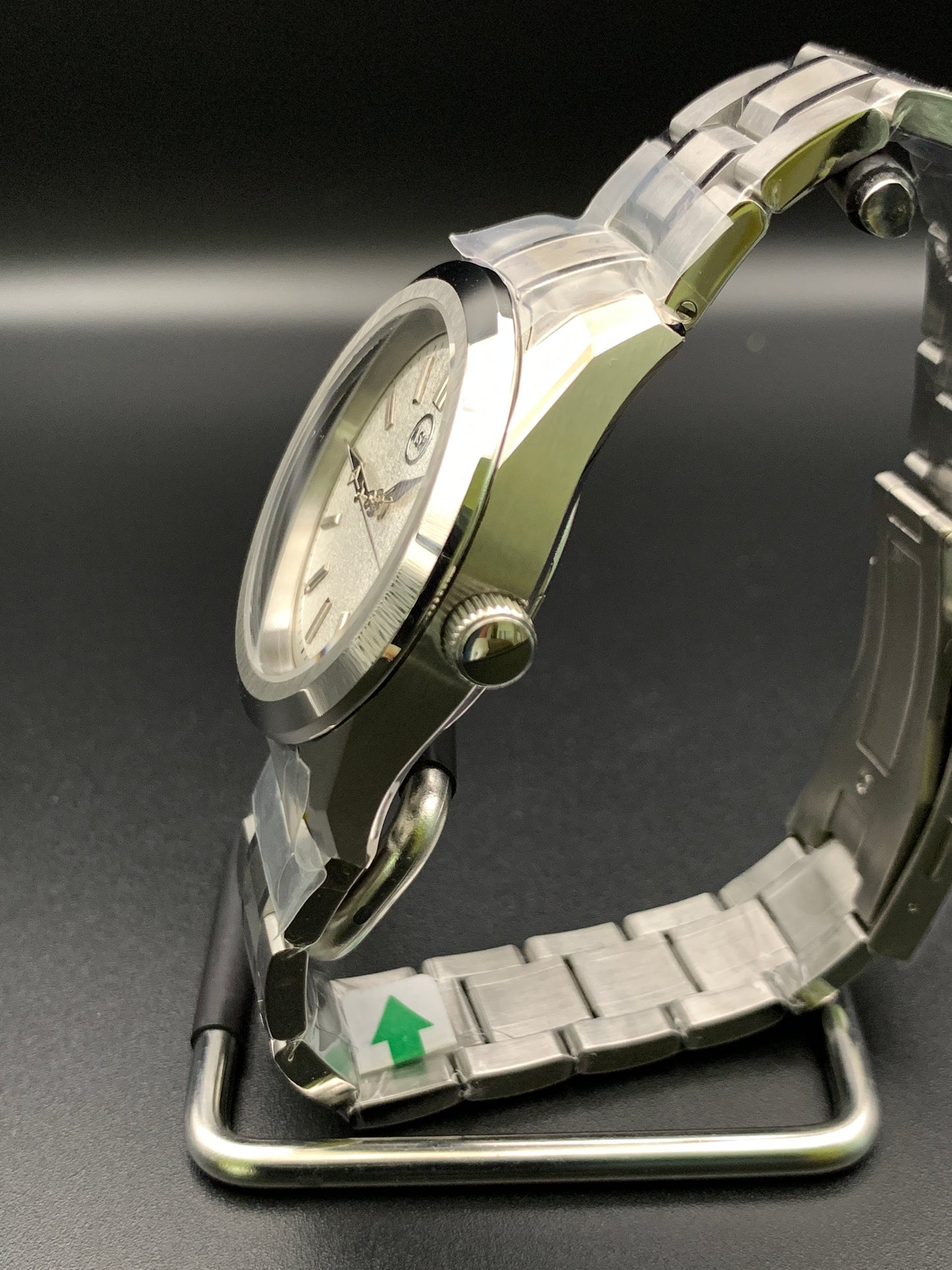 39mm Metallic shades of silver dress watch. Textured dial. Bracelet