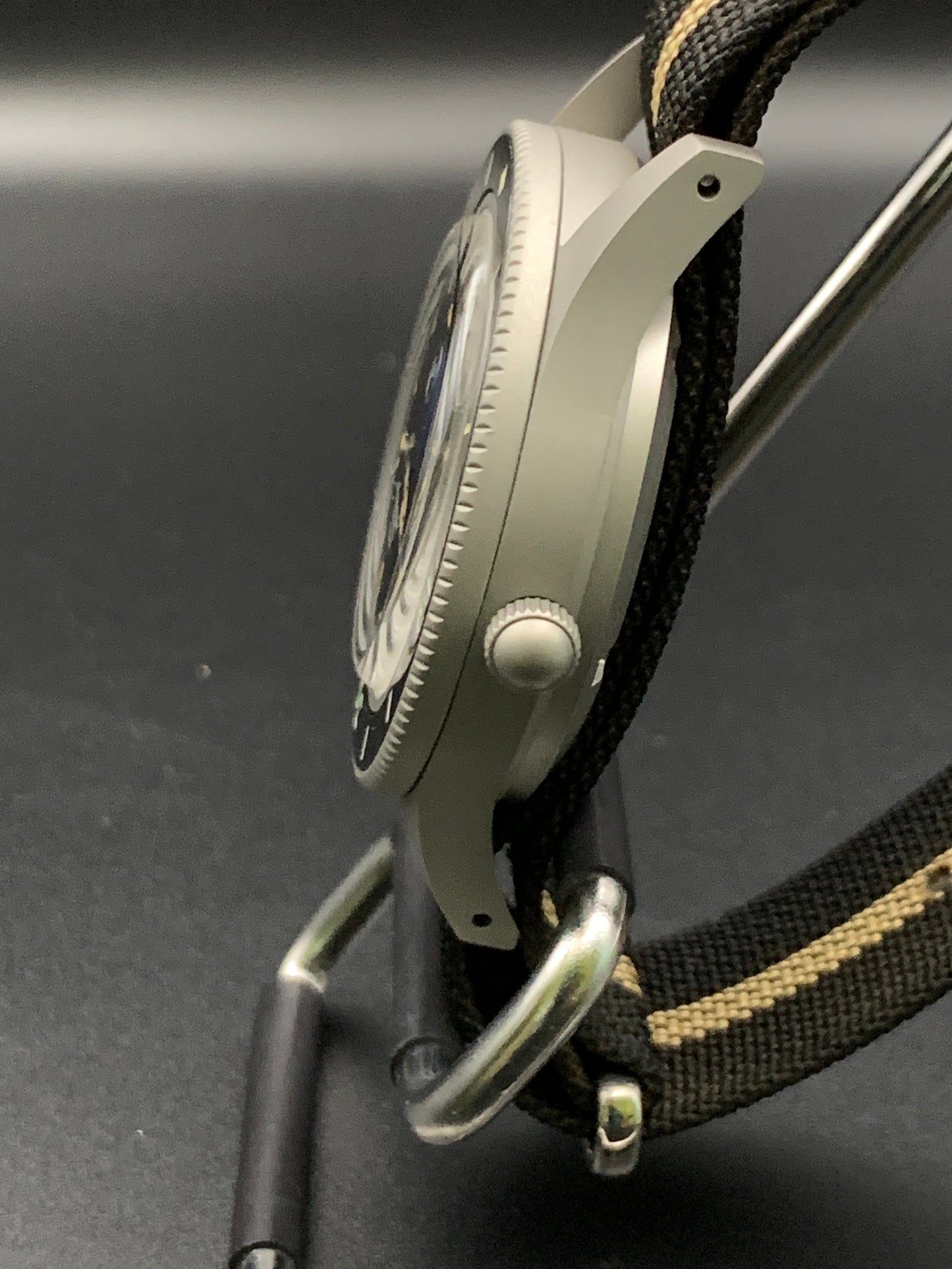 Classic 40mm dive watch.