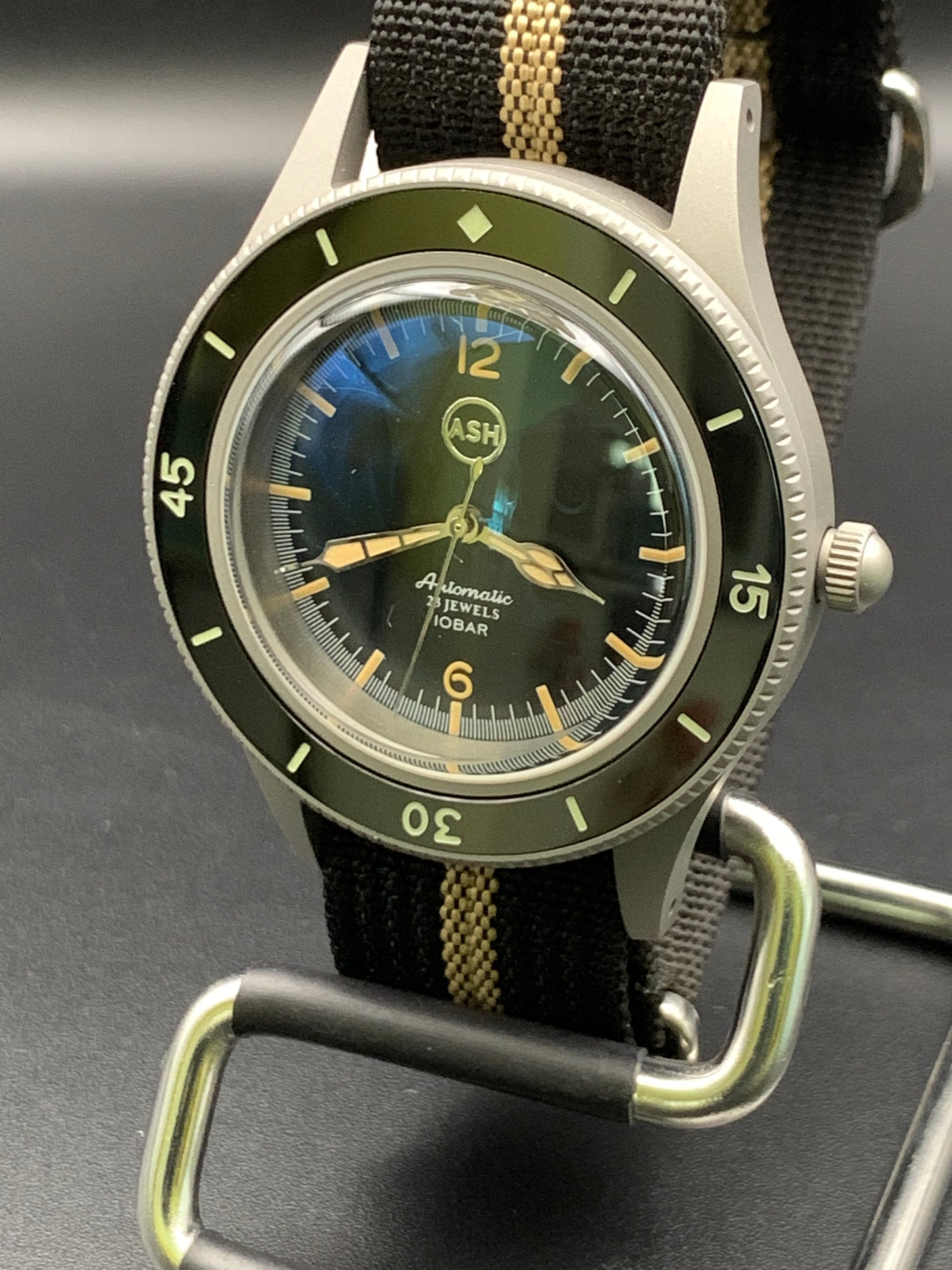 Classic 40mm dive watch.