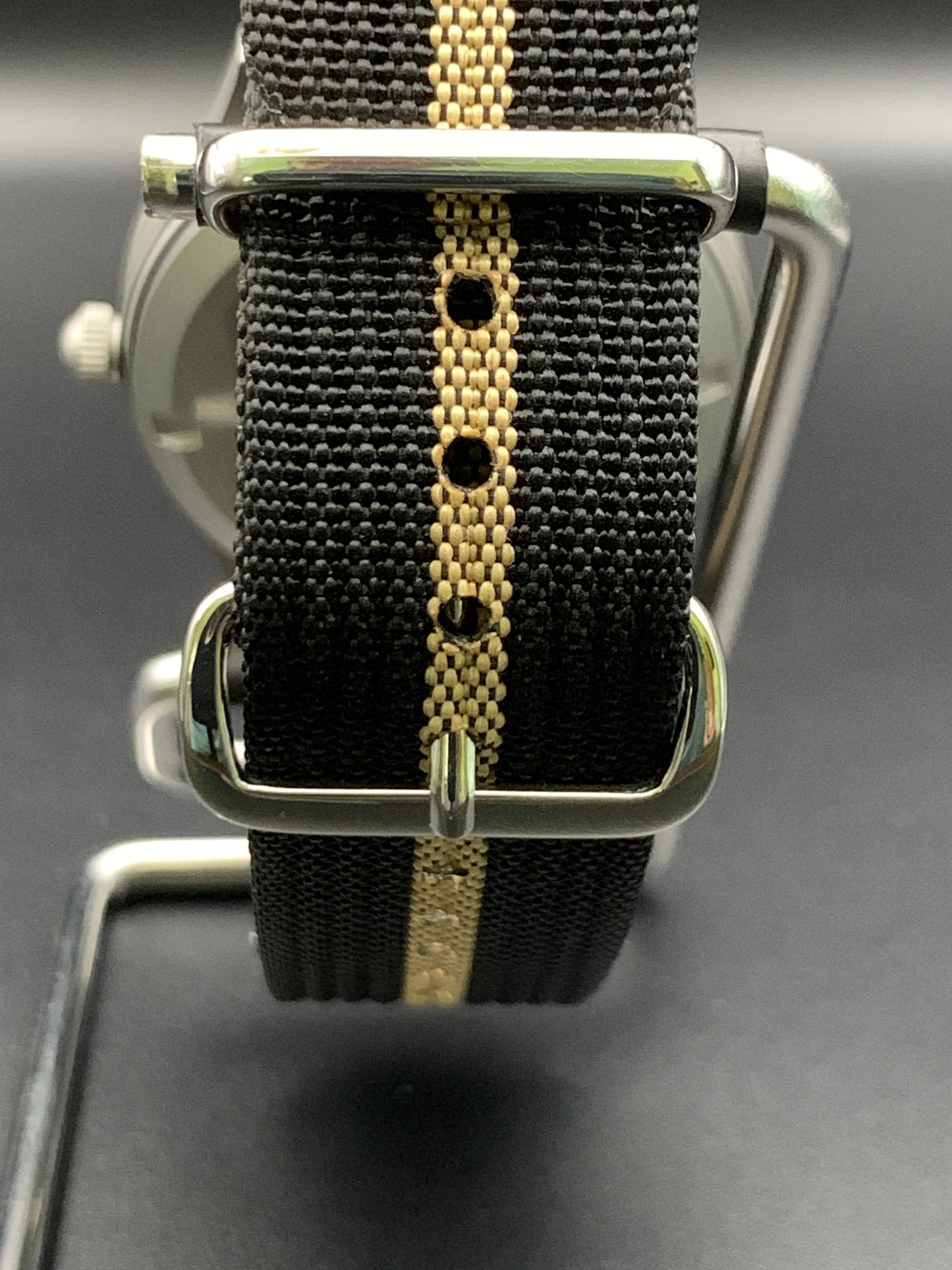 Classic 40mm dive watch.