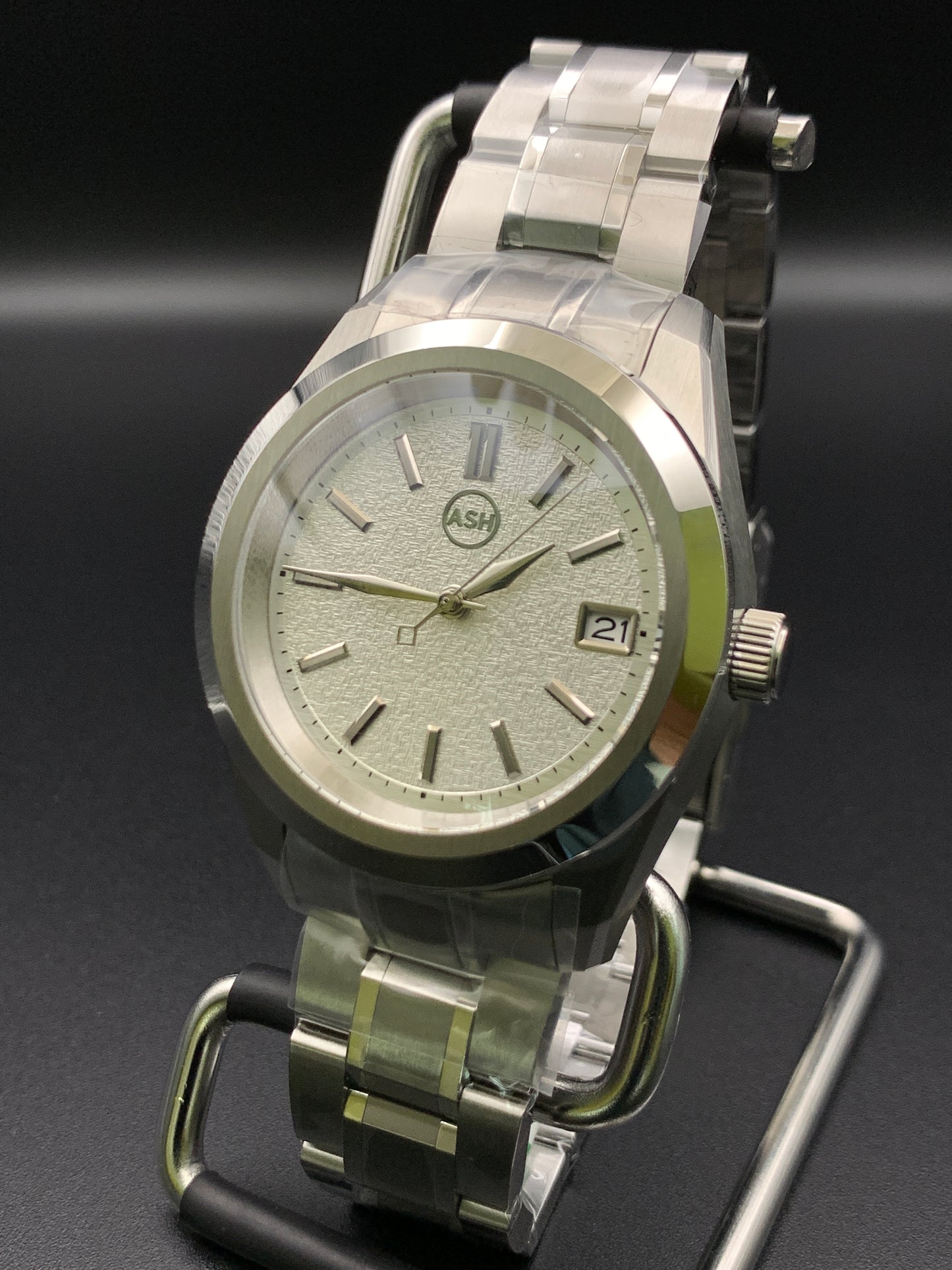 39mm Metallic shades of silver dress watch. Textured dial. Bracelet