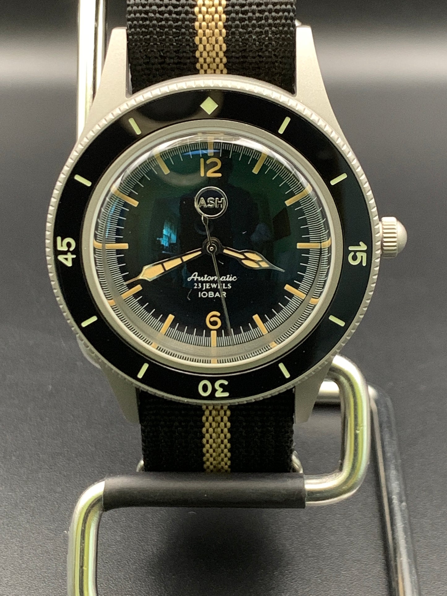 Classic 40mm dive watch.