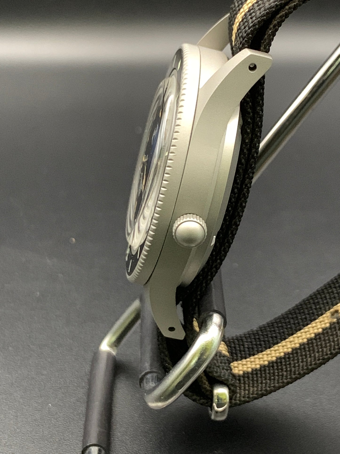 Classic 40mm dive watch.