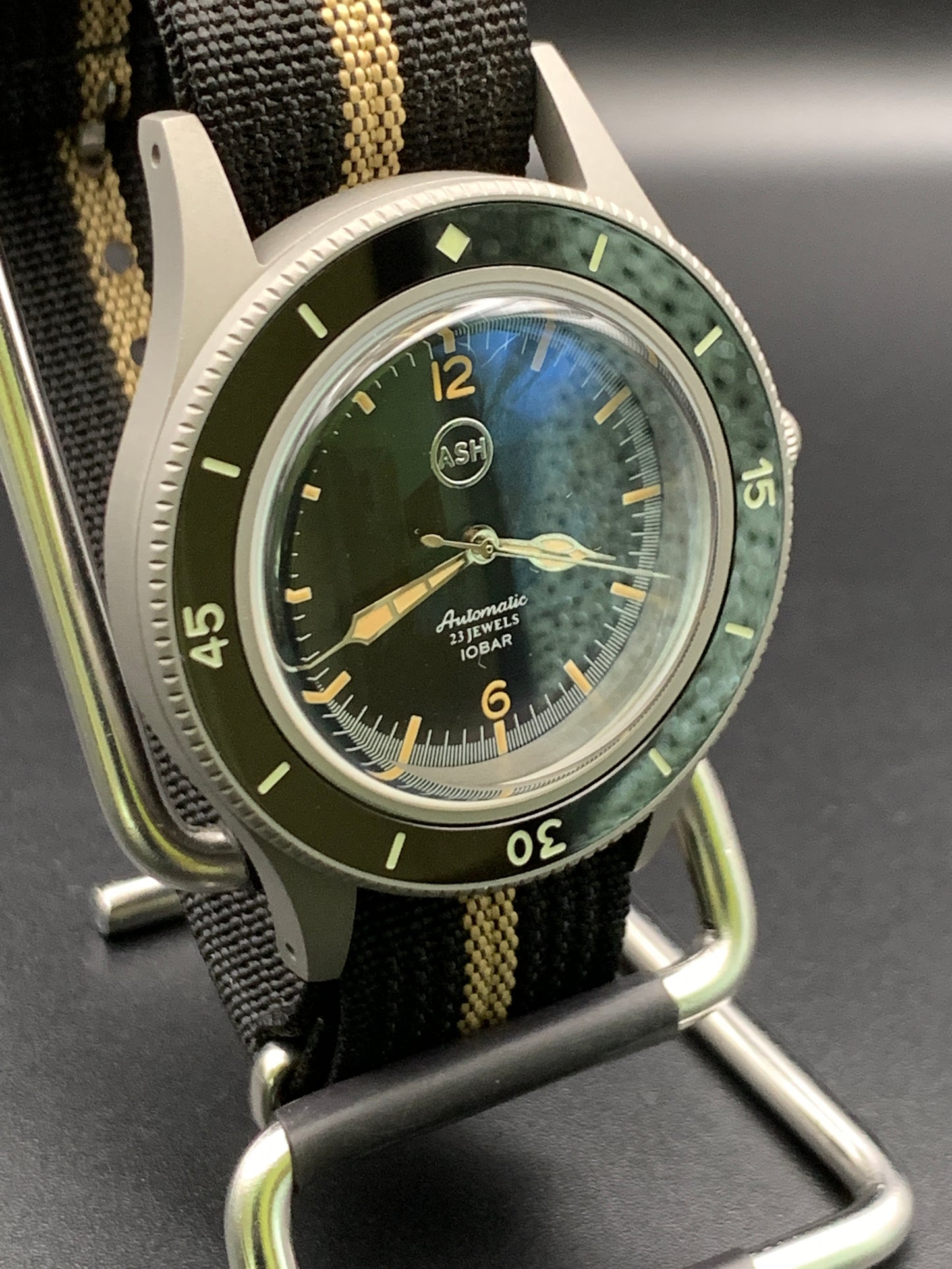 Classic 40mm dive watch.