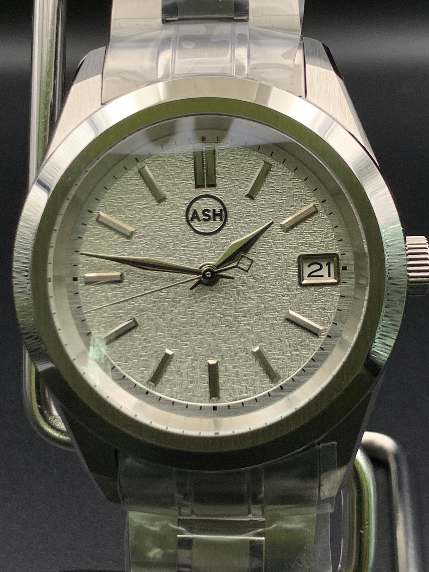 39mm Metallic shades of silver dress watch. Textured dial. Bracelet