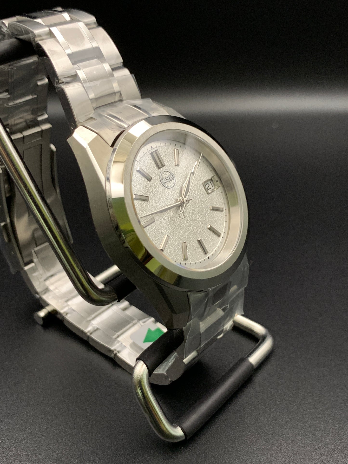 39mm Metallic shades of silver dress watch. Textured dial. Bracelet