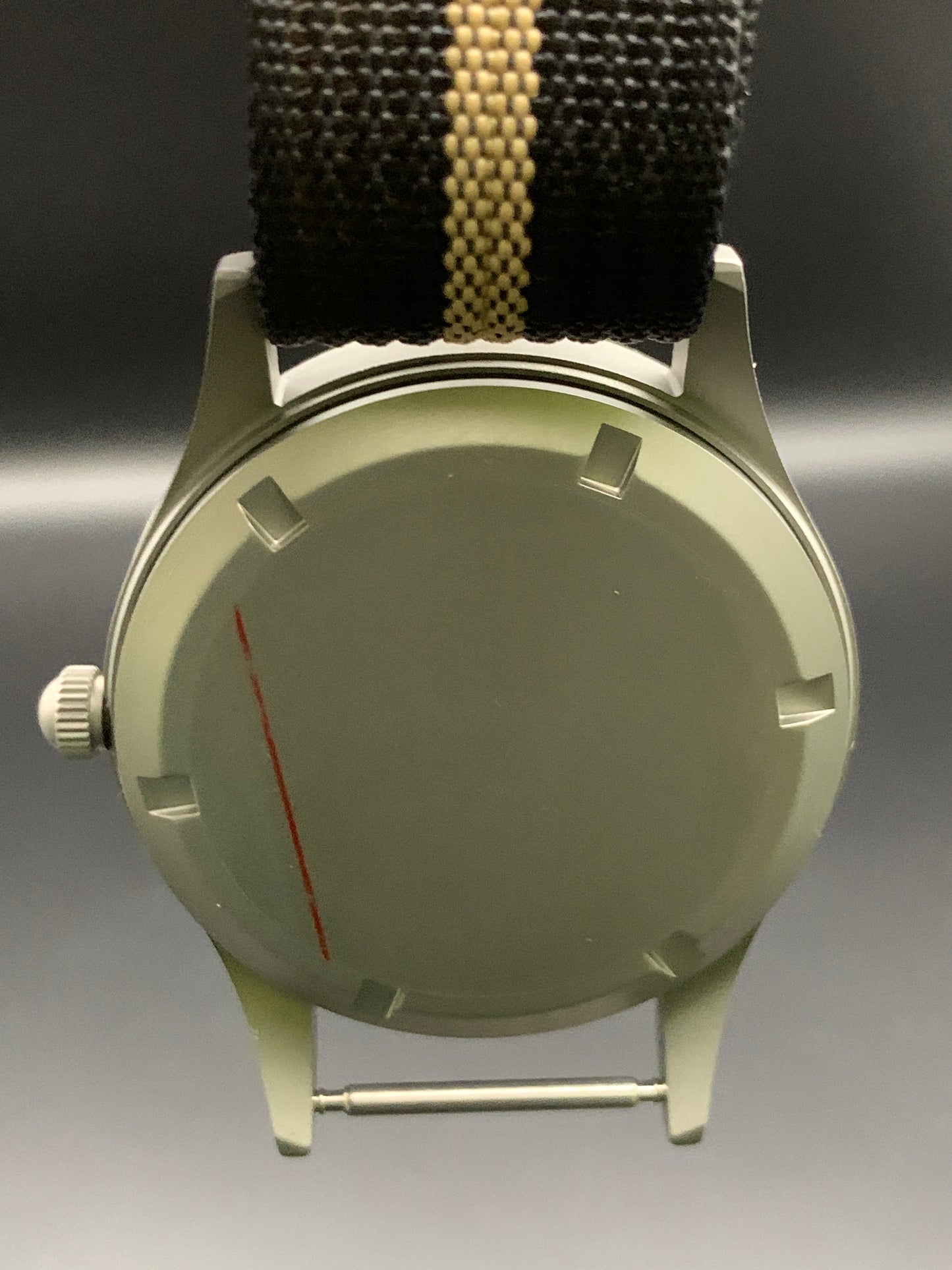 Classic 40mm dive watch.