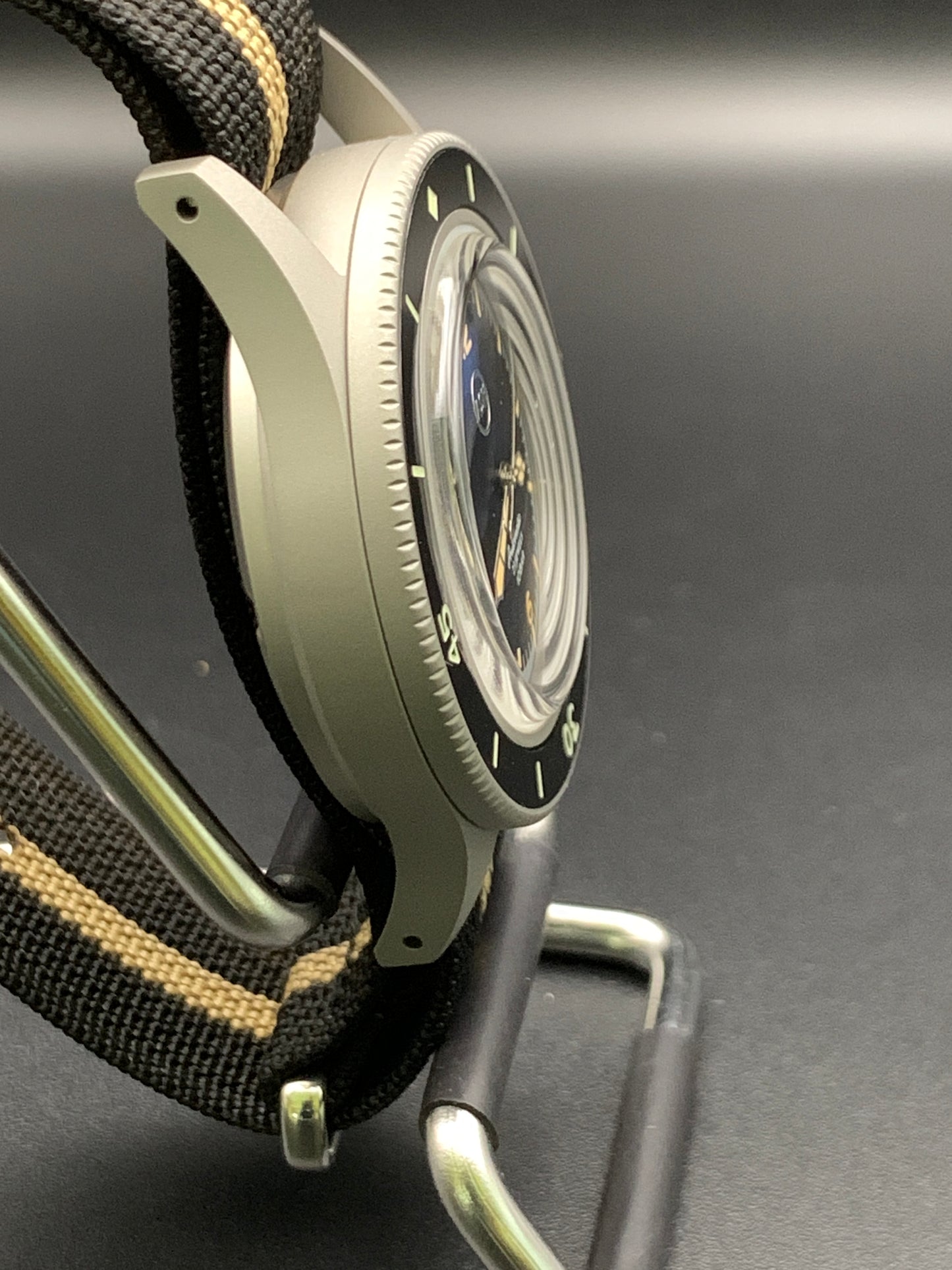 Classic 40mm dive watch.