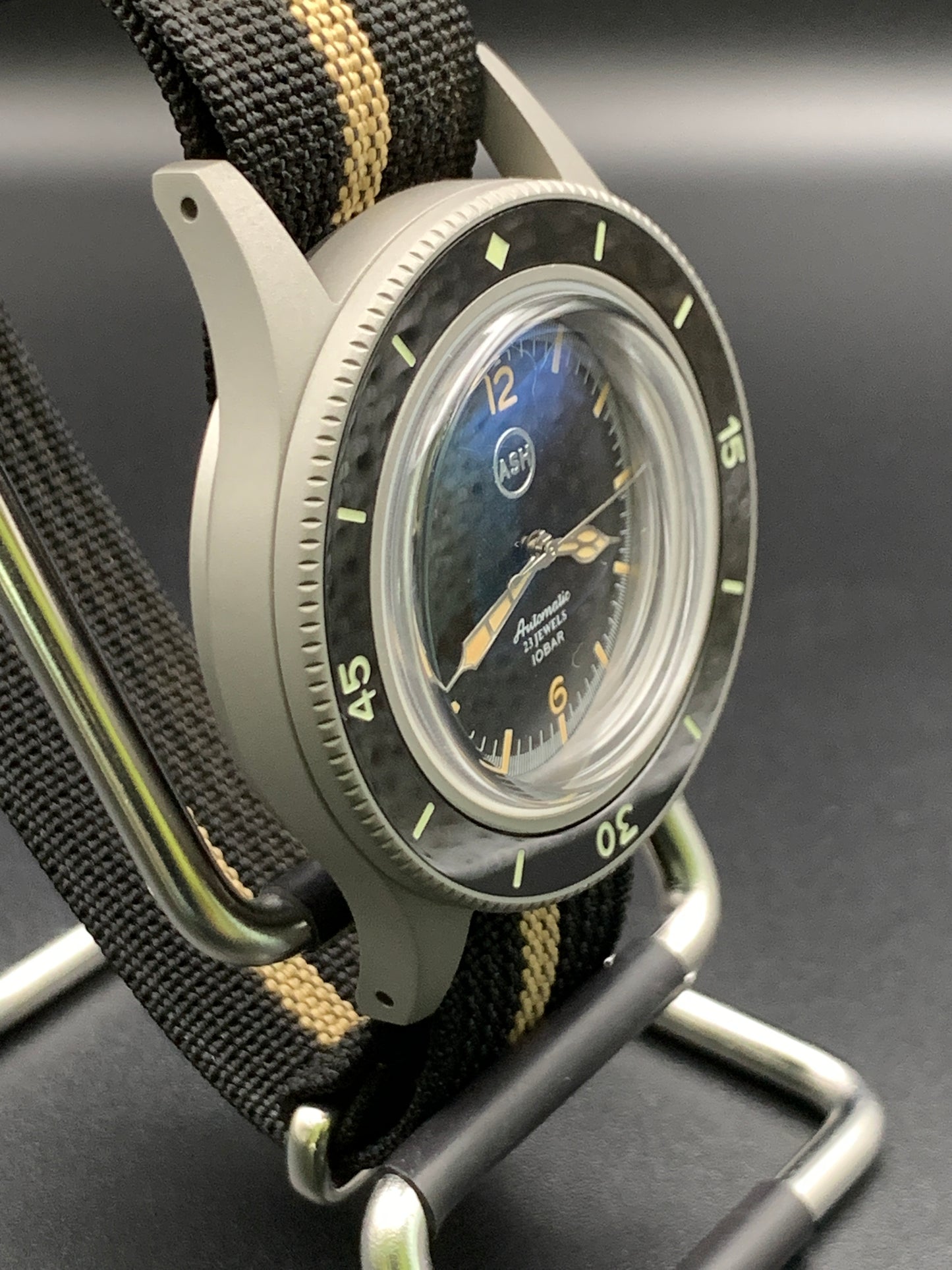 Classic 40mm dive watch.