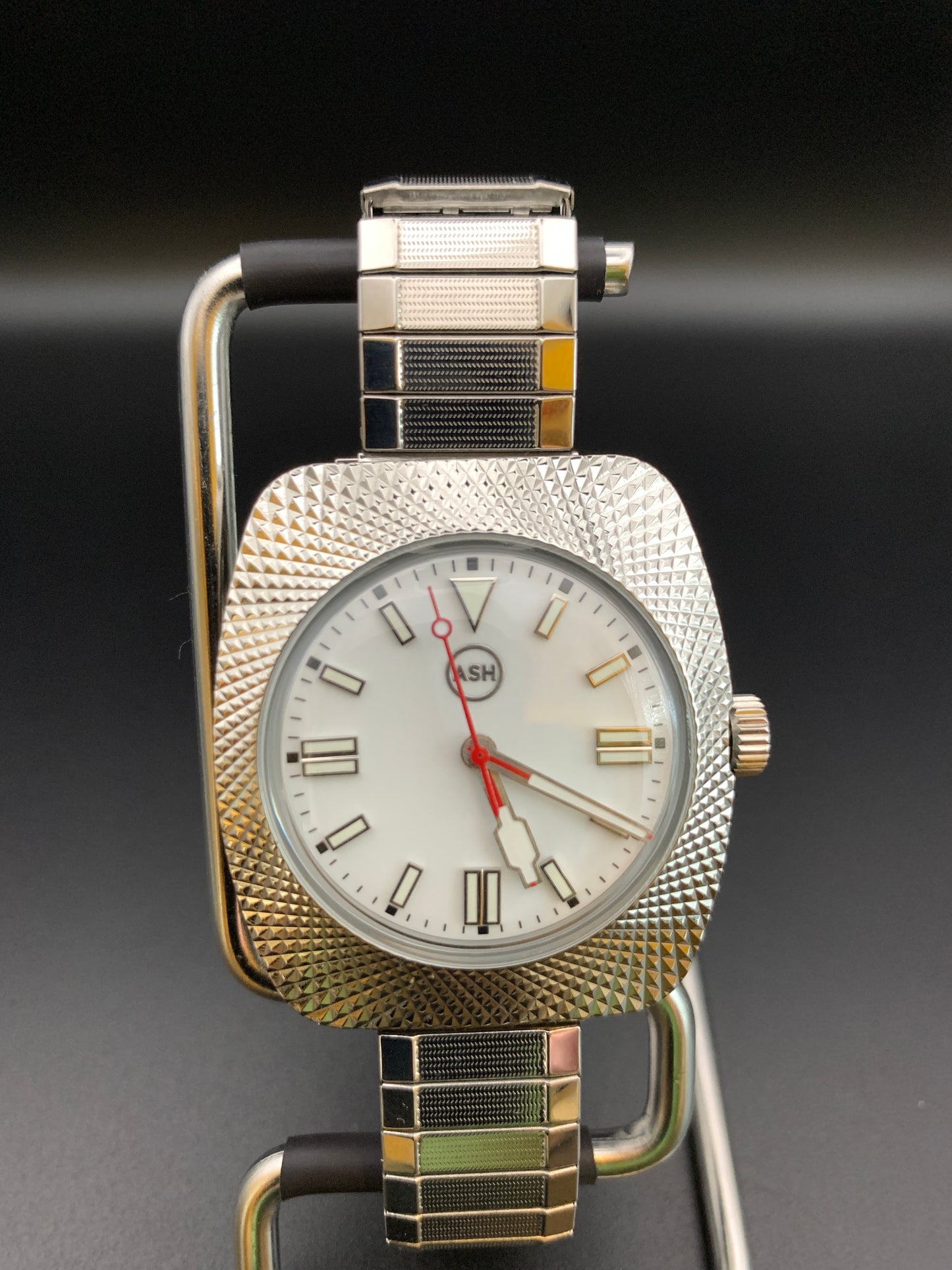 Vintage style faceted case wristwatch. Seiko NH38.