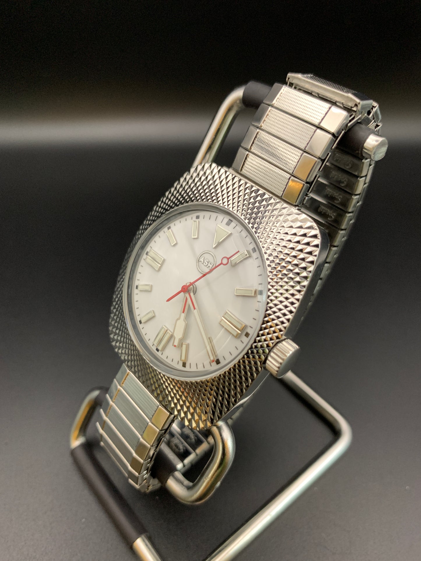 Vintage style faceted case wristwatch. Seiko NH38.
