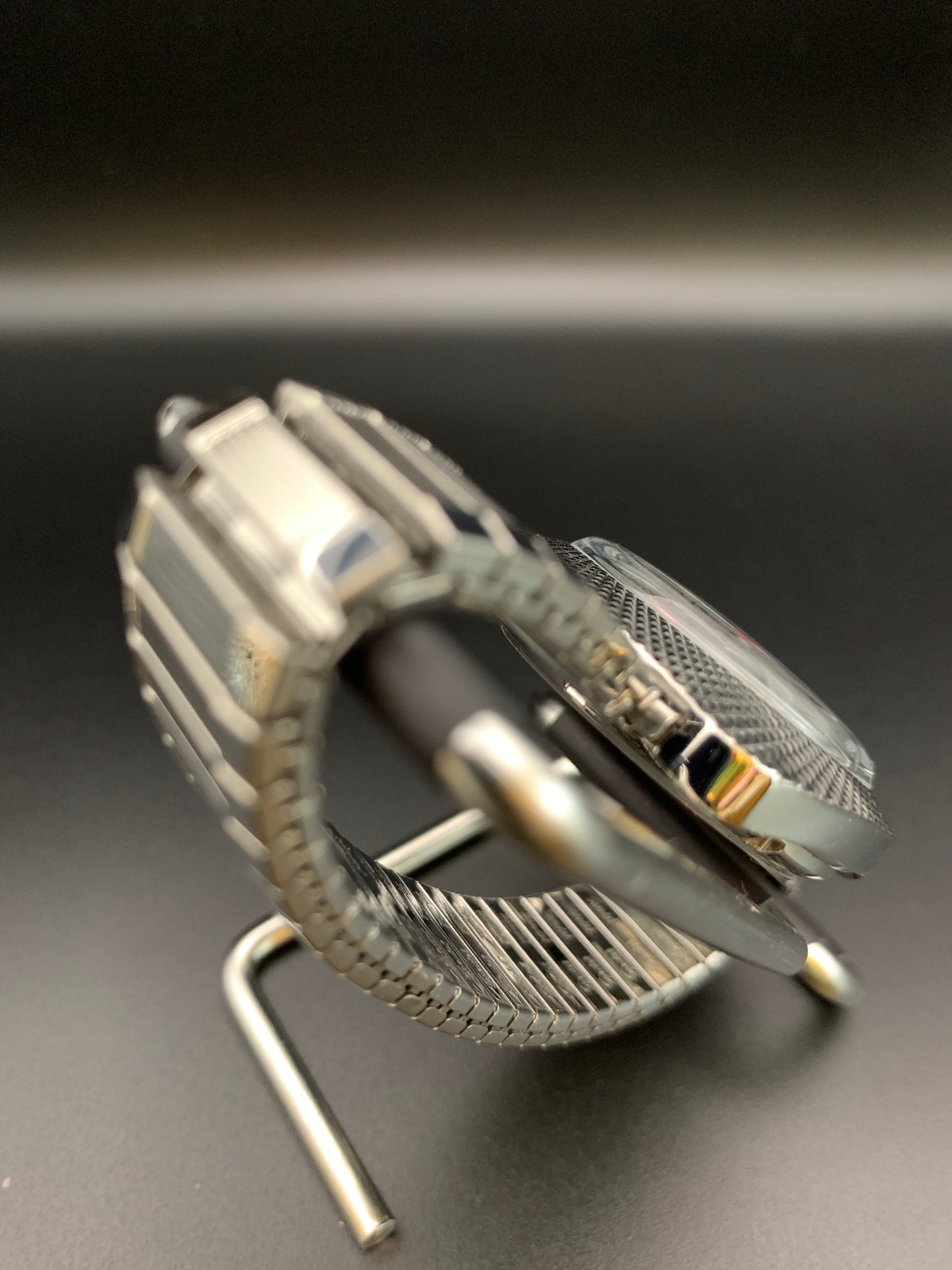 Vintage style faceted case wristwatch. Seiko NH38.