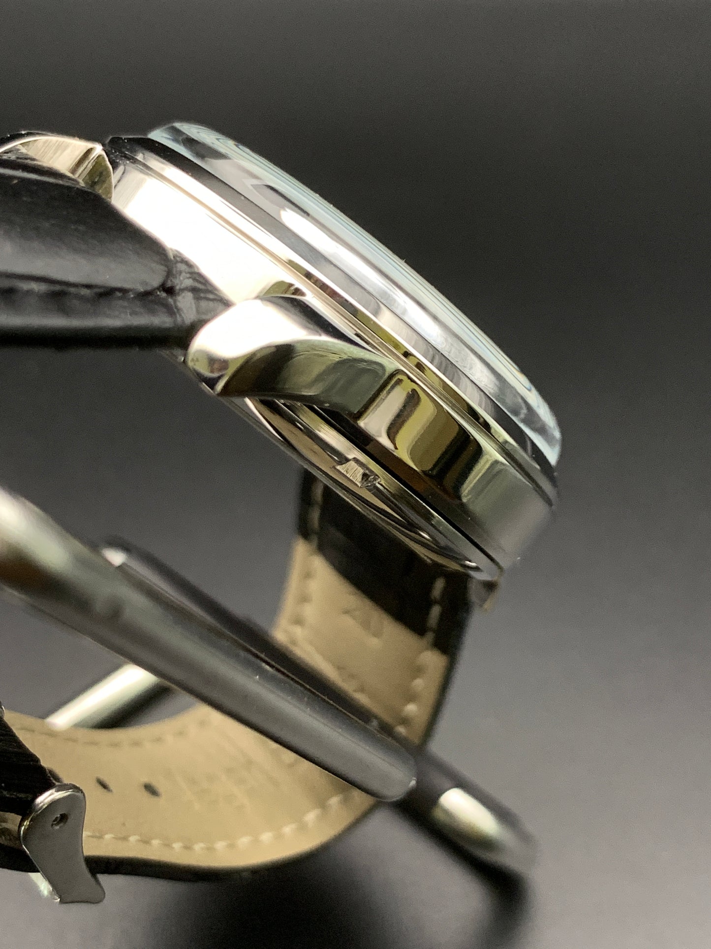 Stunning Mother of Pearl Domed Crystal Dress Watch. Seiko NH35
