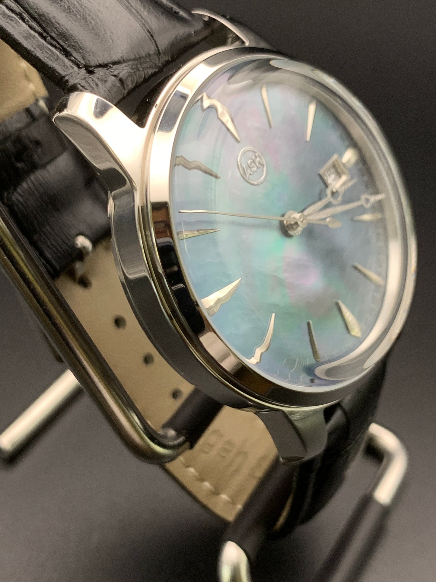 Stunning Mother of Pearl Domed Crystal Dress Watch. Seiko NH35