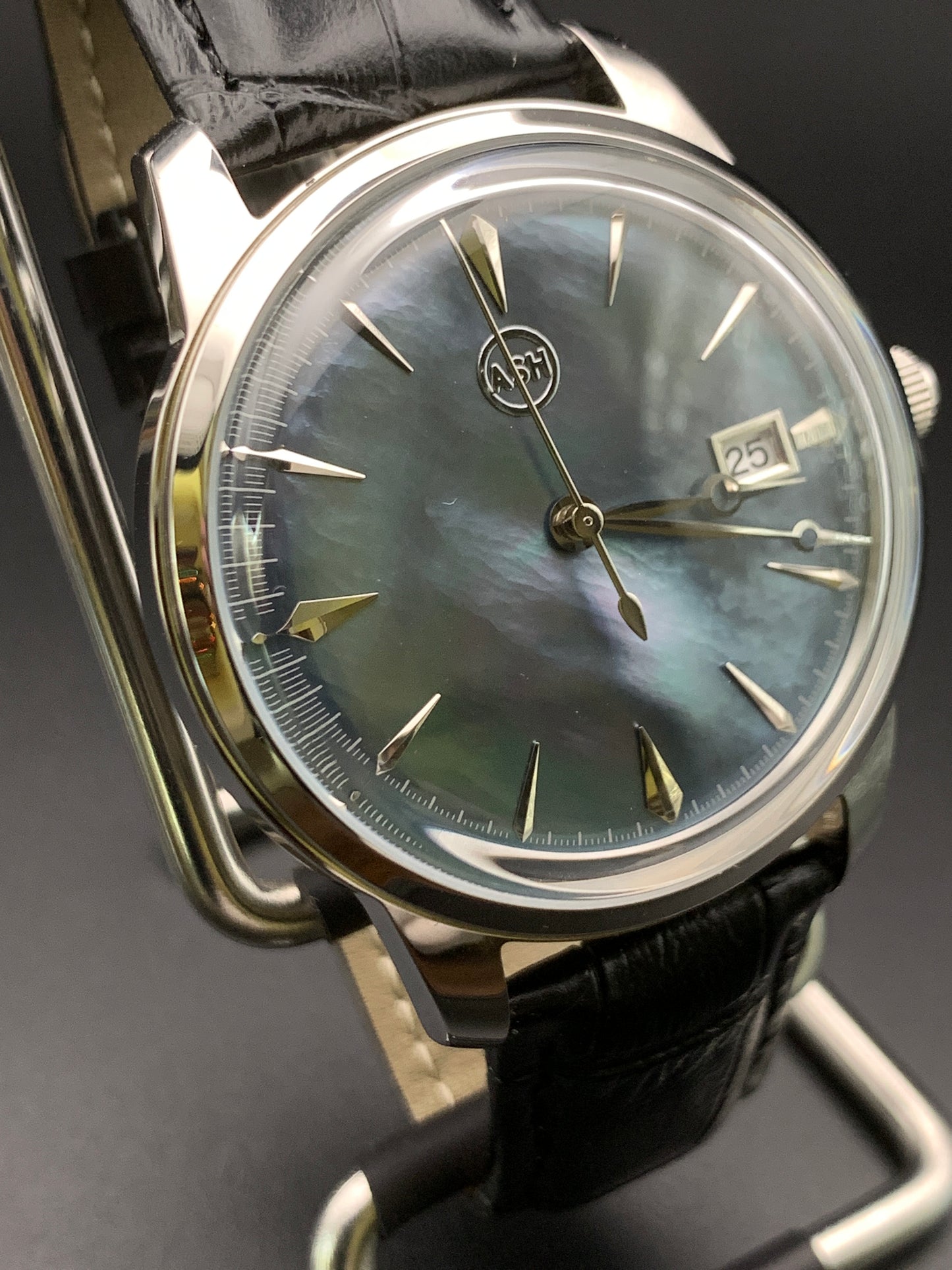 Stunning Mother of Pearl Domed Crystal Dress Watch. Seiko NH35