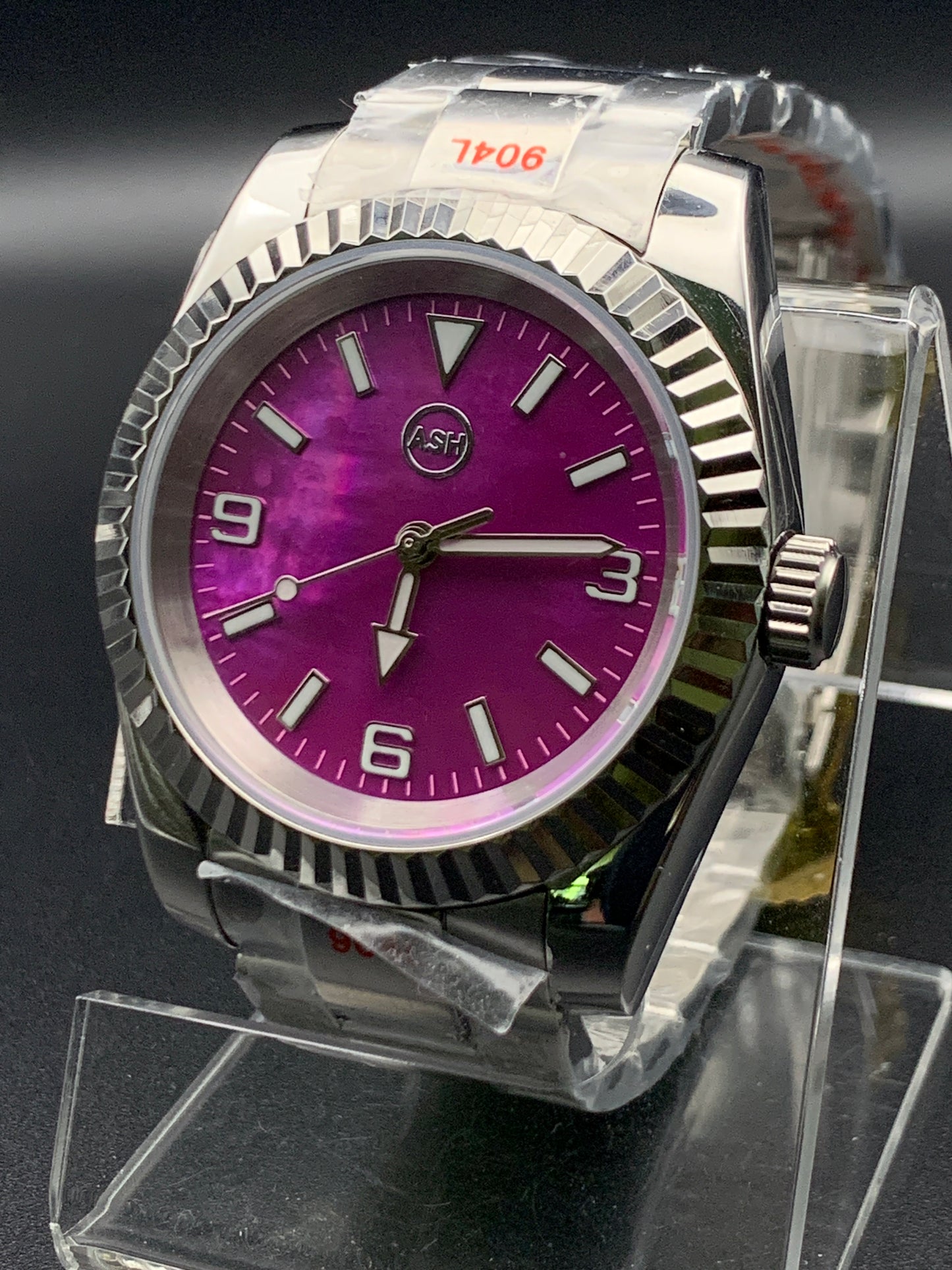Fuchsia mother of pearl sport watch. Fluted bezel. Bracelet. Seiko NH38. Sapphire crystal.