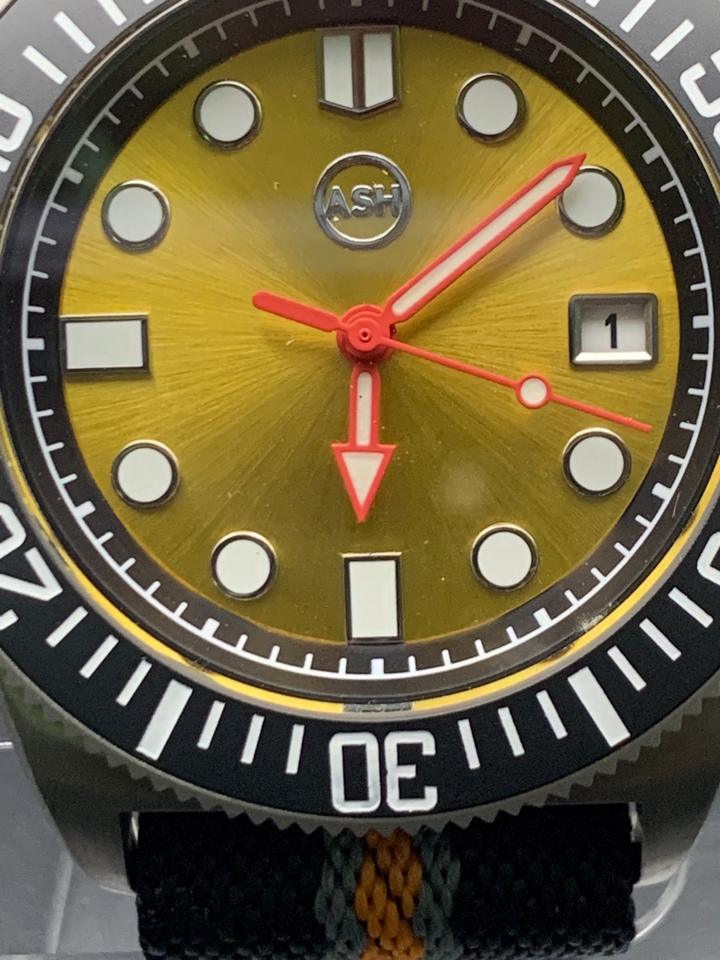 Titanium 42mm dive watch. Fixed lugs. Sapphire crystal. Seiko NH35. 200m water resistance.