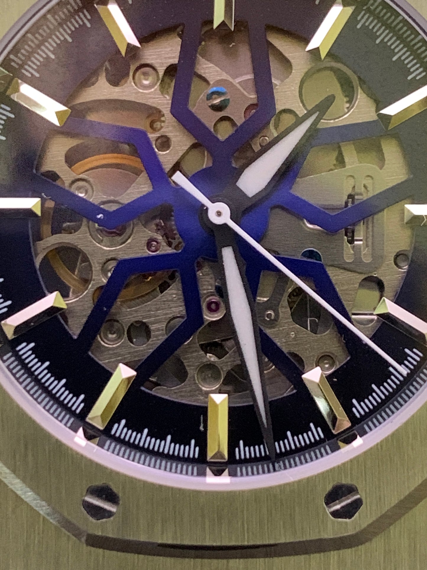 ‘Royal Oak’ style. Blueburst skeleton dial. Sapphire crystal. Seiko NH70. Bracelet and rubber strap included.