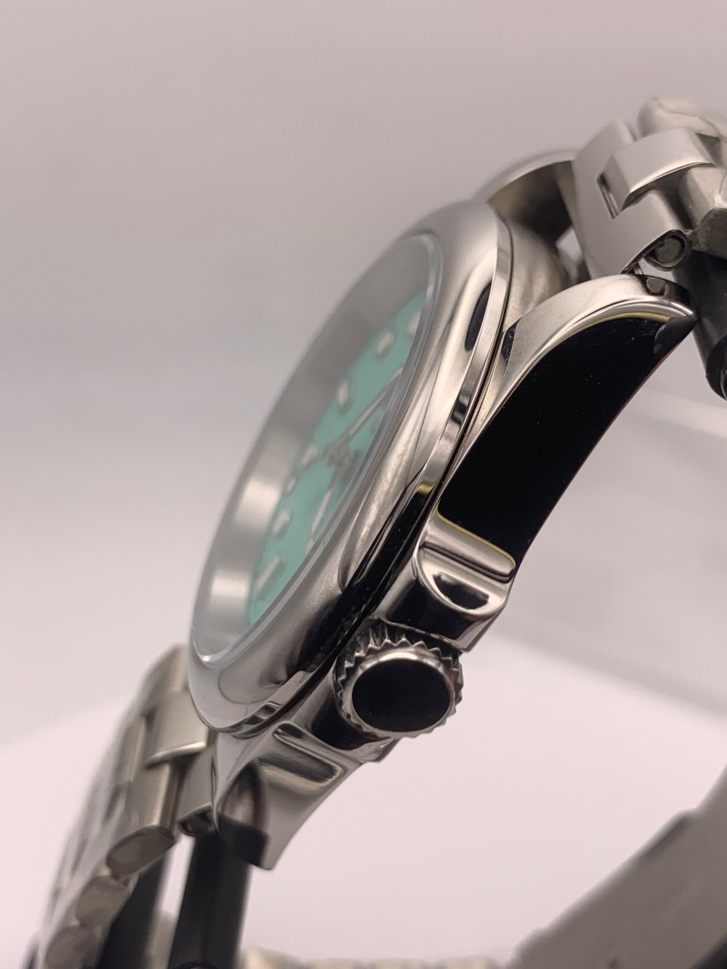 Quint. 39mm Stainless steel case. Textured dial. Sapphire crystal. NH35 automatic movement.