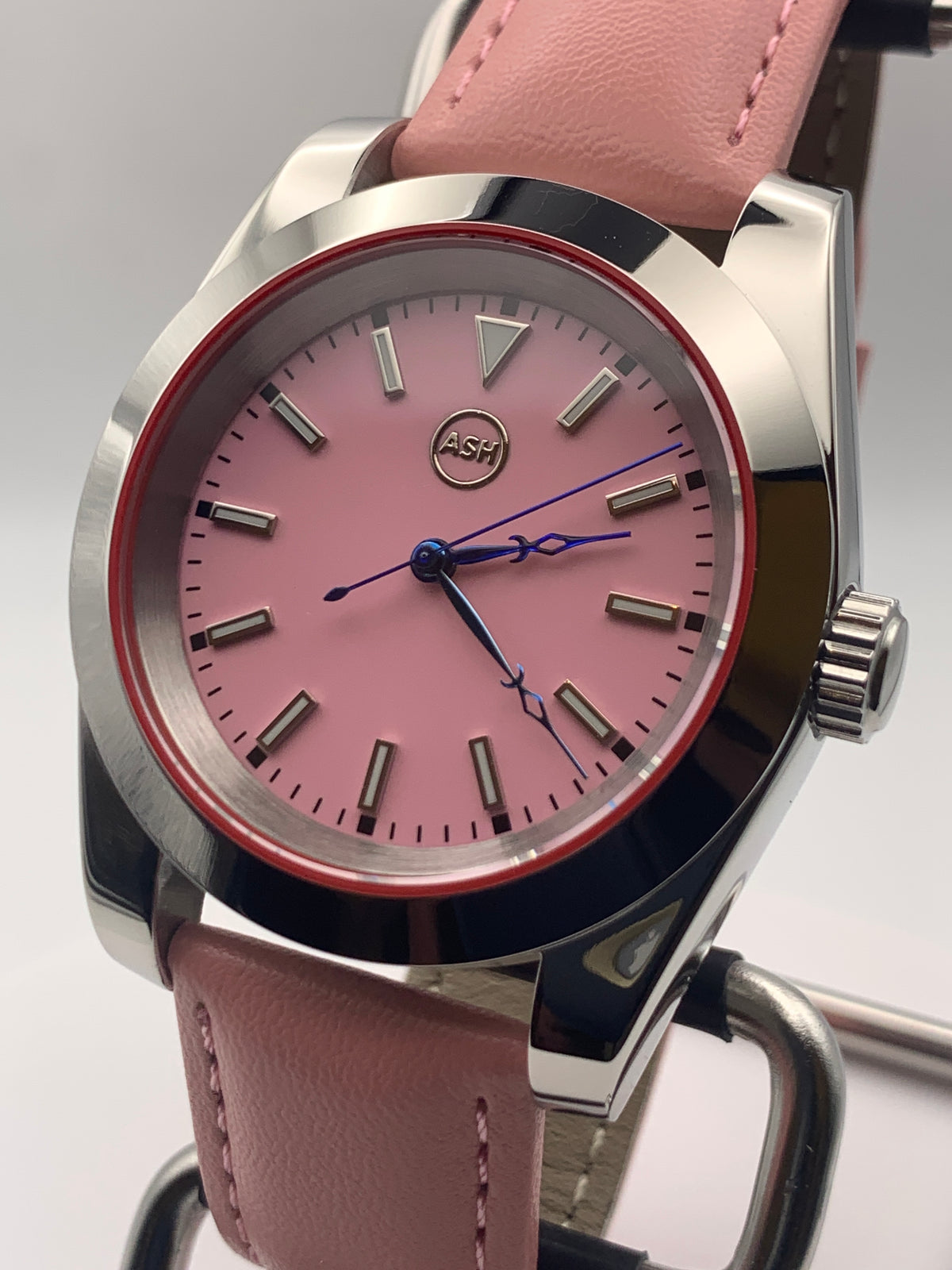 Versailles 1.2 - 39mm Stainless steel case with red gasket. Sapphire crystal. Exhibition case back. Seiko NH38 with blue rotor.