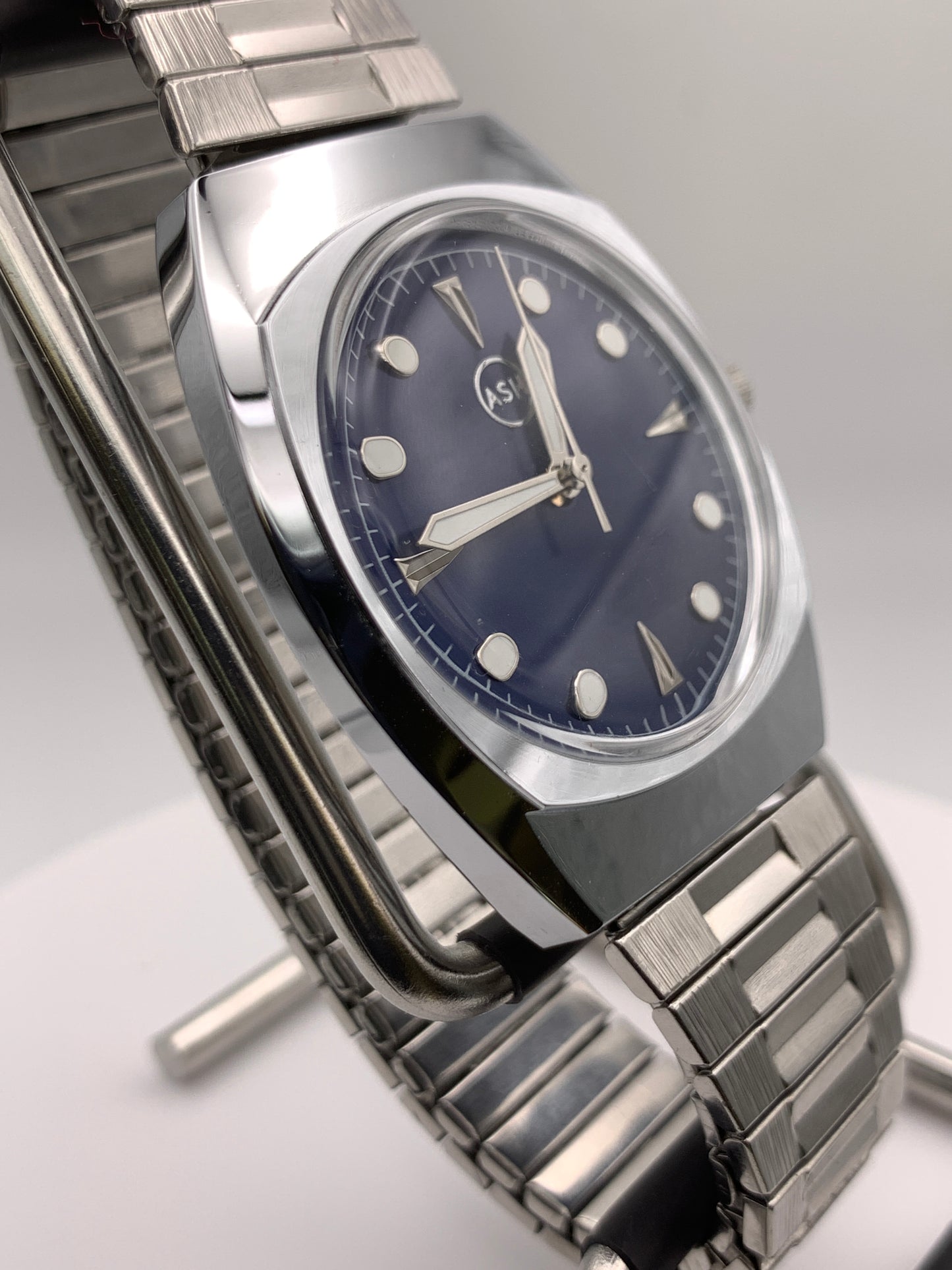 Neo Vintage Collection. Sport watch.NOS Gruen case. Blue dial, vintage expanding bracelet.