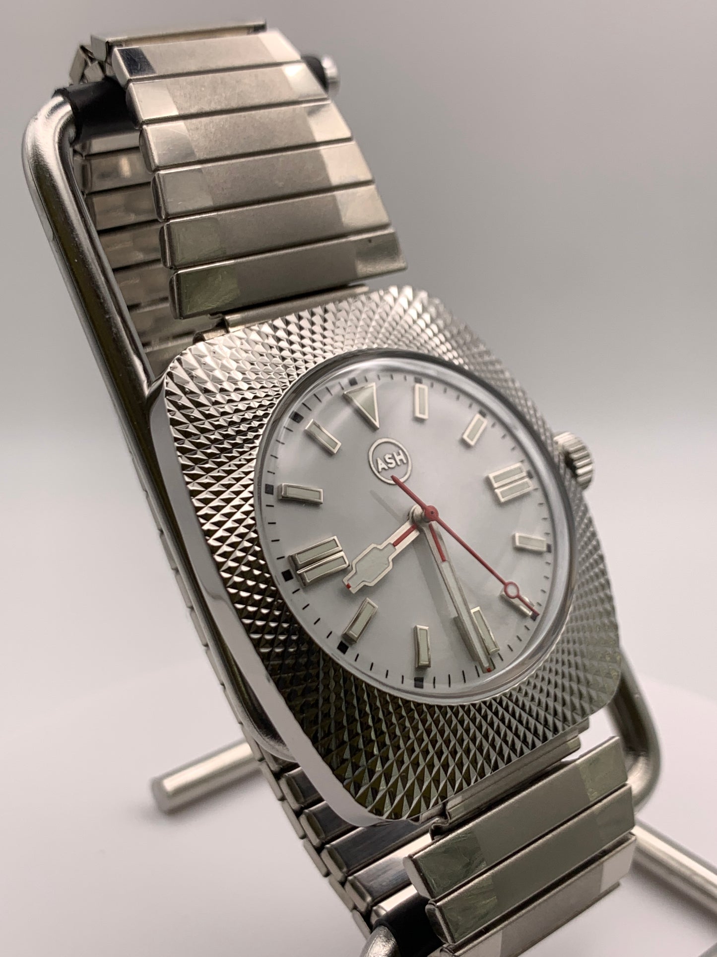 Aspects. 38mm faceted case. Vintage expanding bracelet. Acrylic dome crystal. NH38 automatic movement.