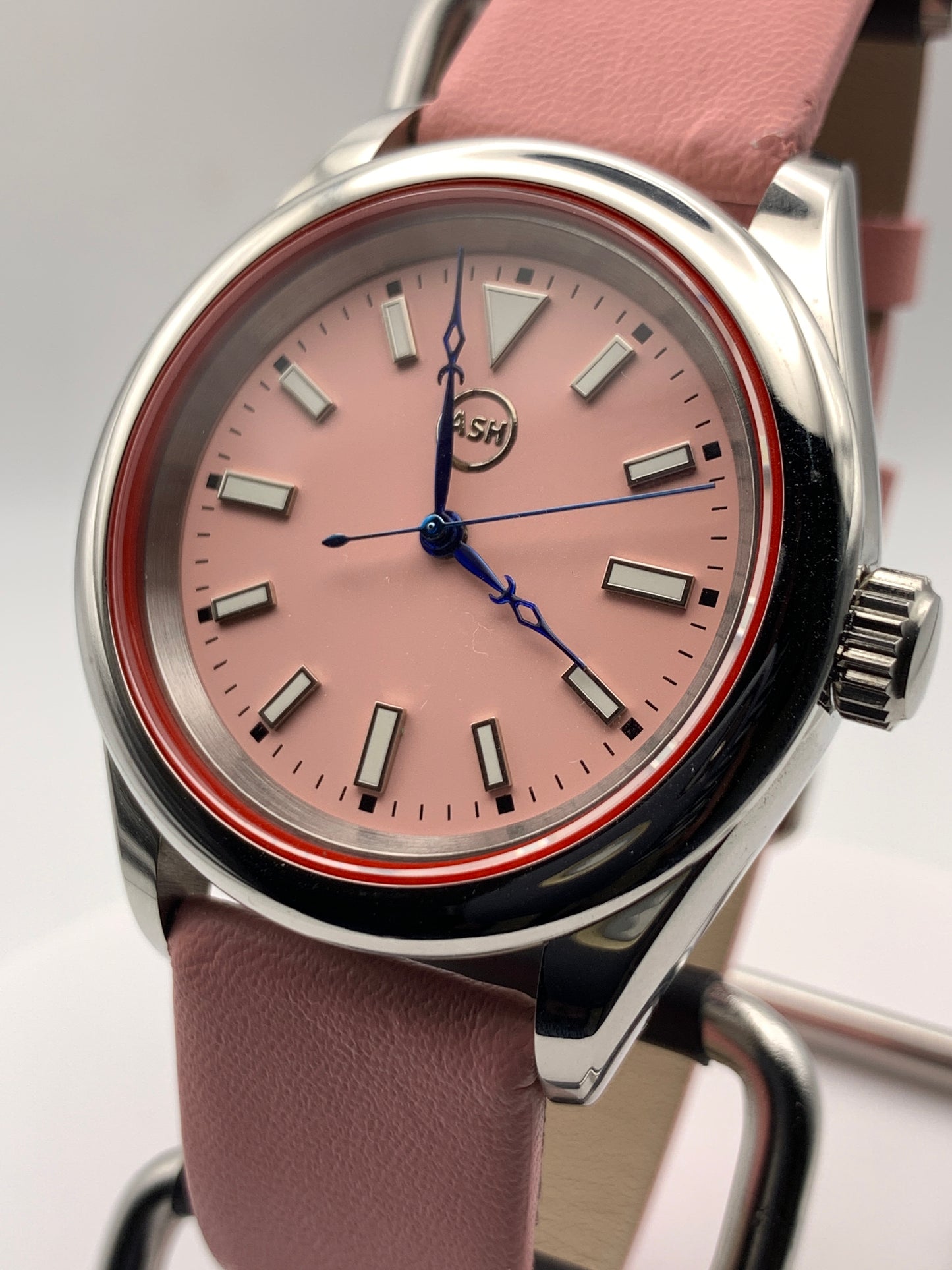 Versailles 1.1 - 39mm Stainless steel case with red gasket. Sapphire crystal. Exhibition case back. Seiko NH38 with blue rotor.