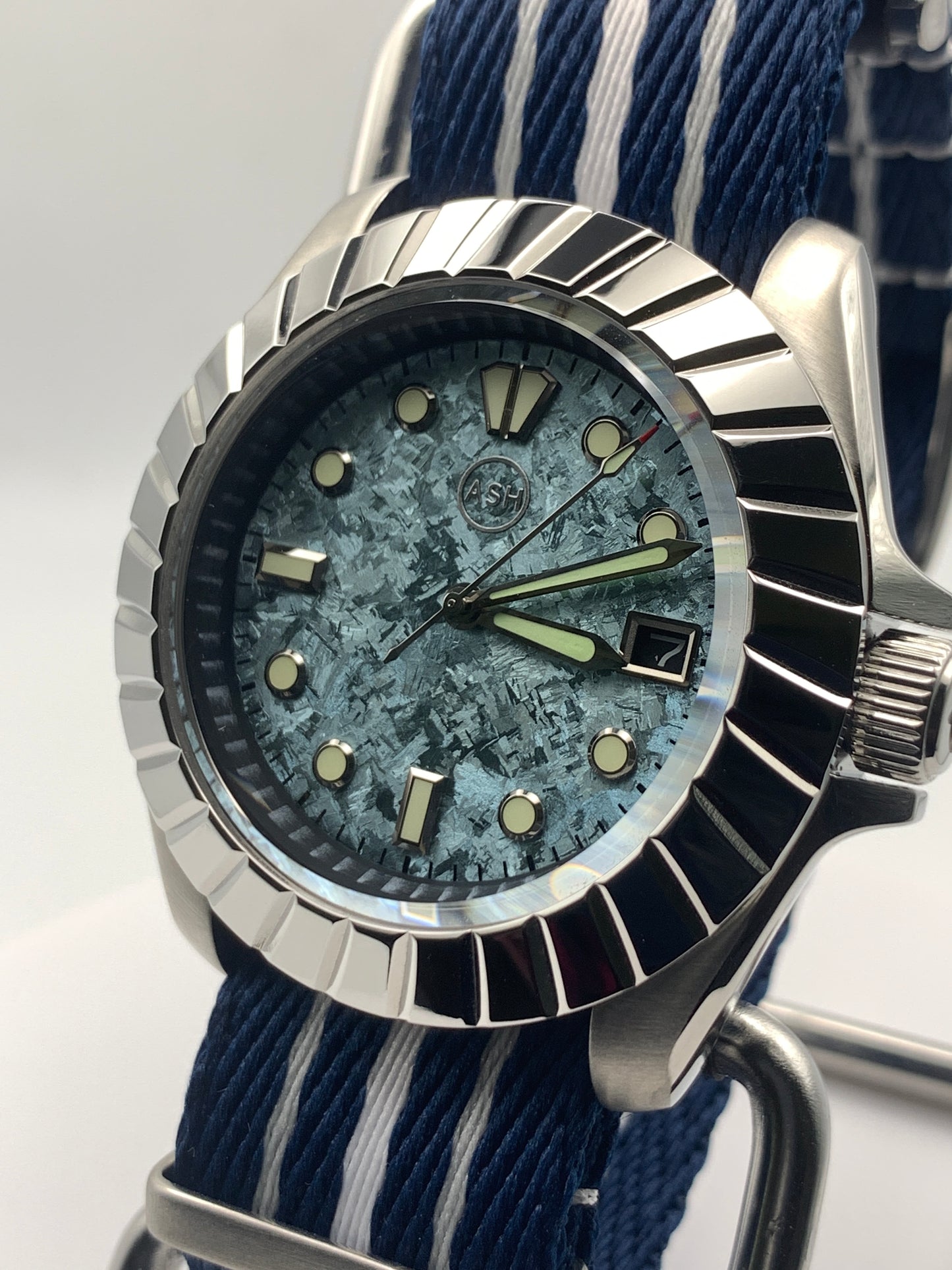 Pinwheel. 41mm Stainless steel case. Crystal titanium dial. Sapphire crystal. Unidirectional bezel. Seiko NH35.