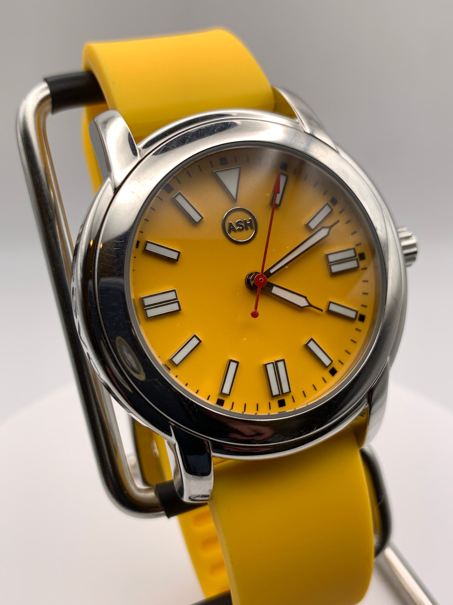 Mellow. Custom resto-mod. 41mm stainless steel. Sapphire. Seiko VH31.
