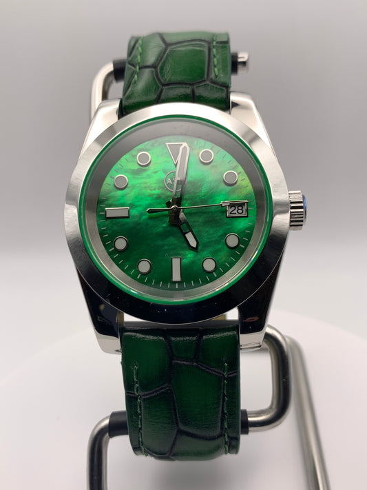 Envy. 39mm Stainless steel. Sapphire crystal. Seiko NH35.