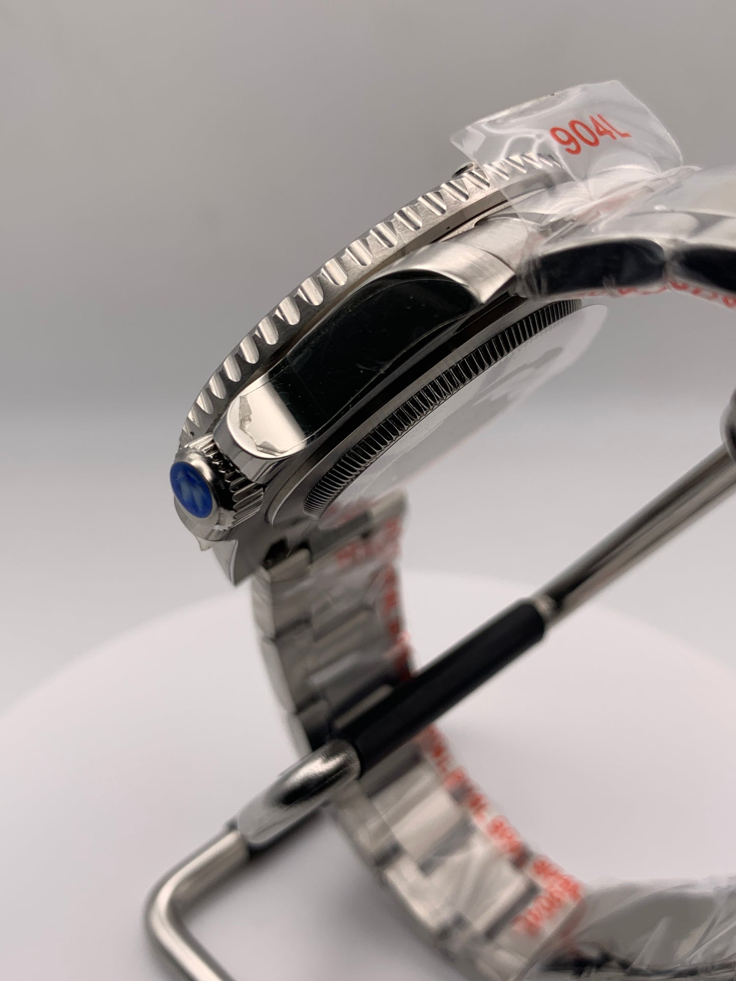 R3CON Collection. Custom white dial watch. 40.5mm stainless steel case. Sapphire crystal. Seiko NH35.