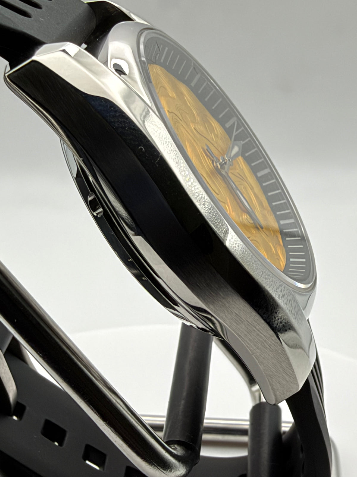 Goldfinger. 40mm stainless steel case. Sapphire crystal. Seiko NH35.