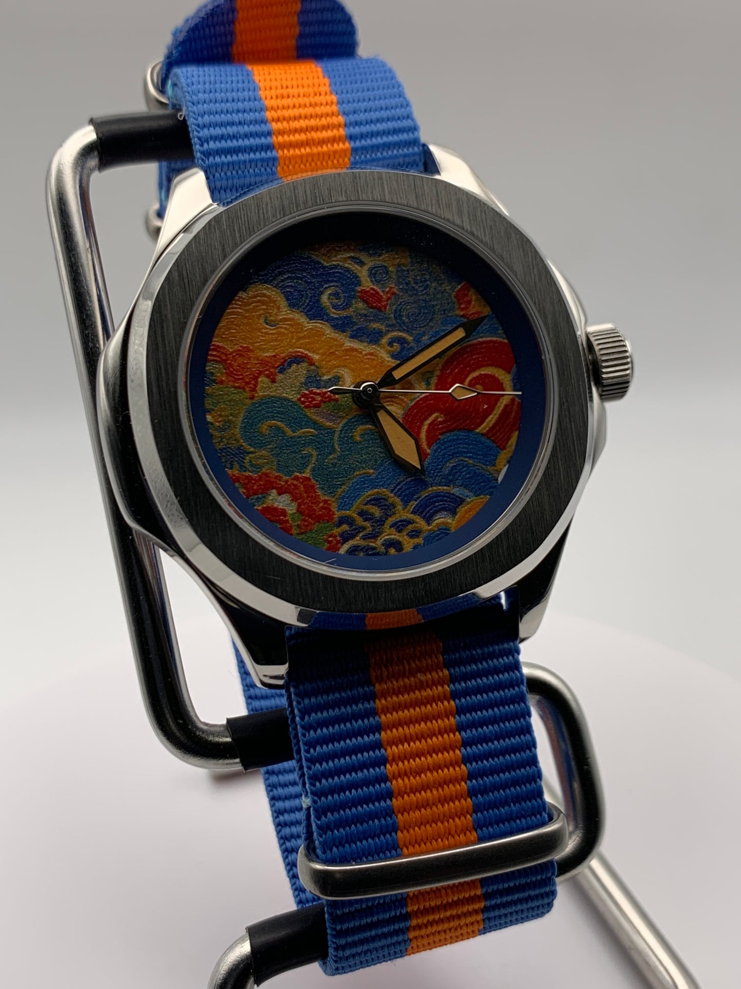 Floating World. B-stock. 40mm Stainless steel case. Sapphire crystal. Seiko NH38. Small flaws on the edge of the dial.