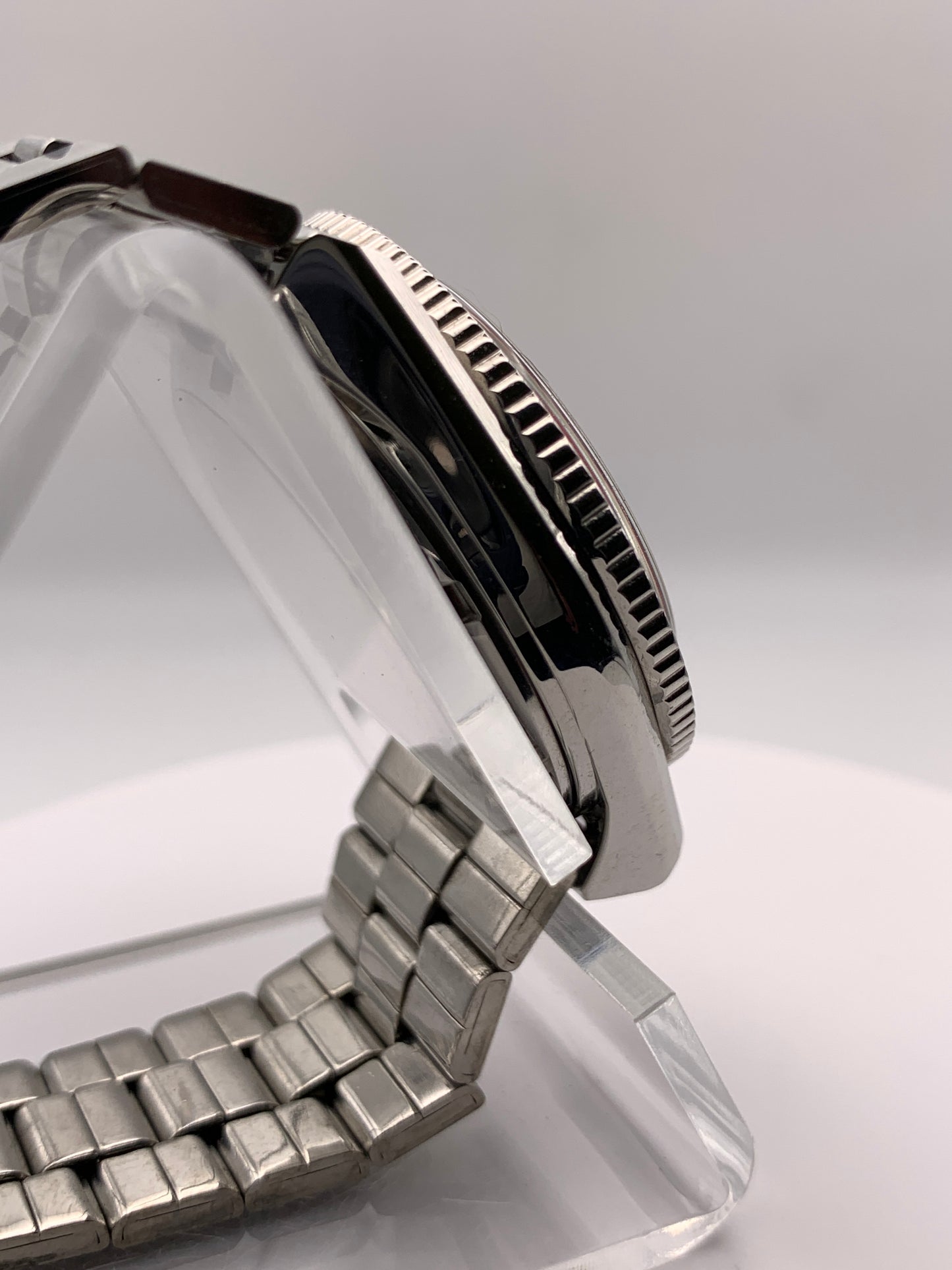 Poguelite. 37mm Stainless steel case. Acrylic domed crystal. Seiko NH35 with black date wheel. NOS vintage bracelet.