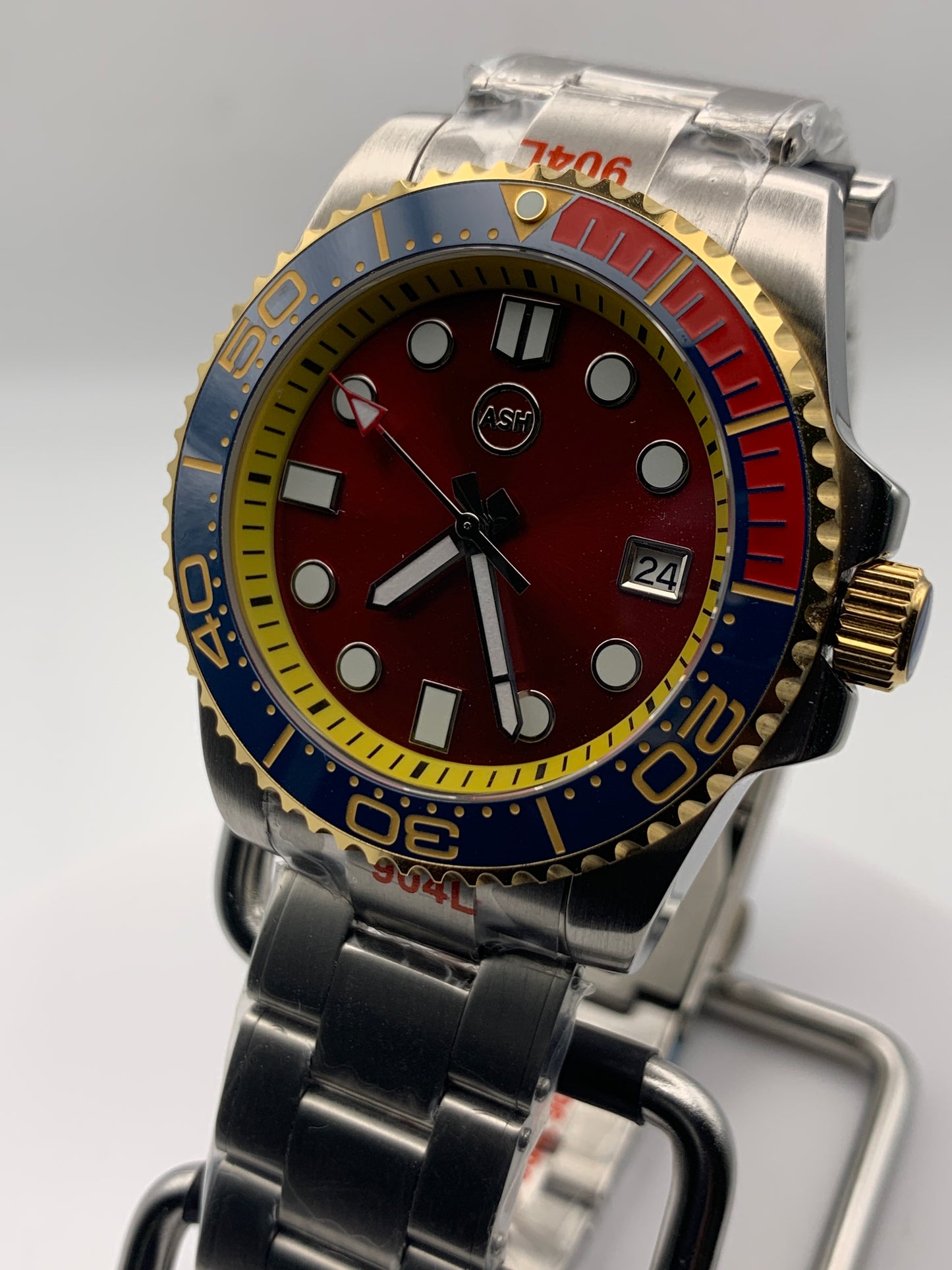 Toy Box. 41mm stainless steel case. Sapphire crystal. Seiko NH35.