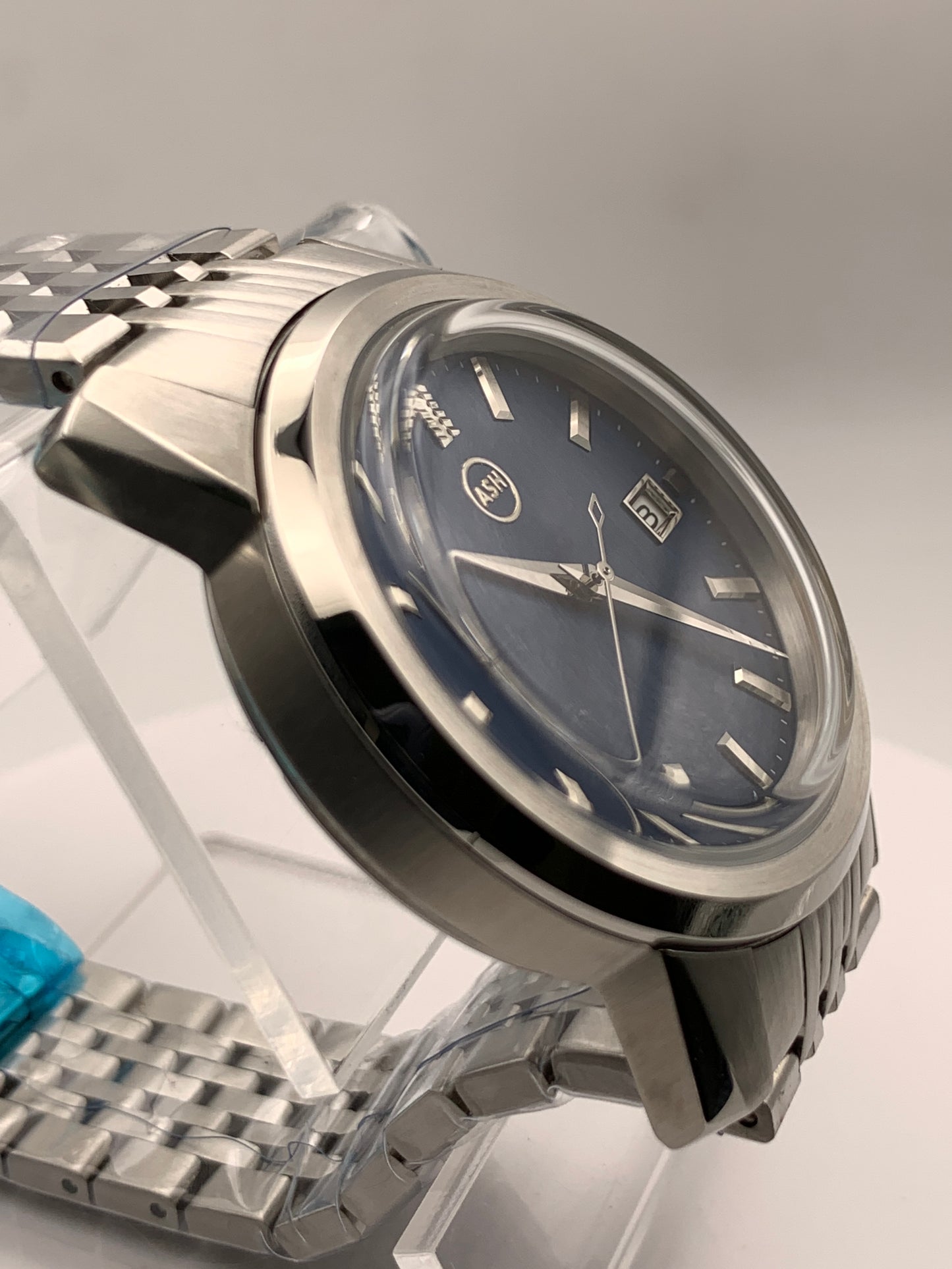 Nocturne. 40mm stainless steel case with matching bracelet. Box sapphire crystal. Seiko NH35