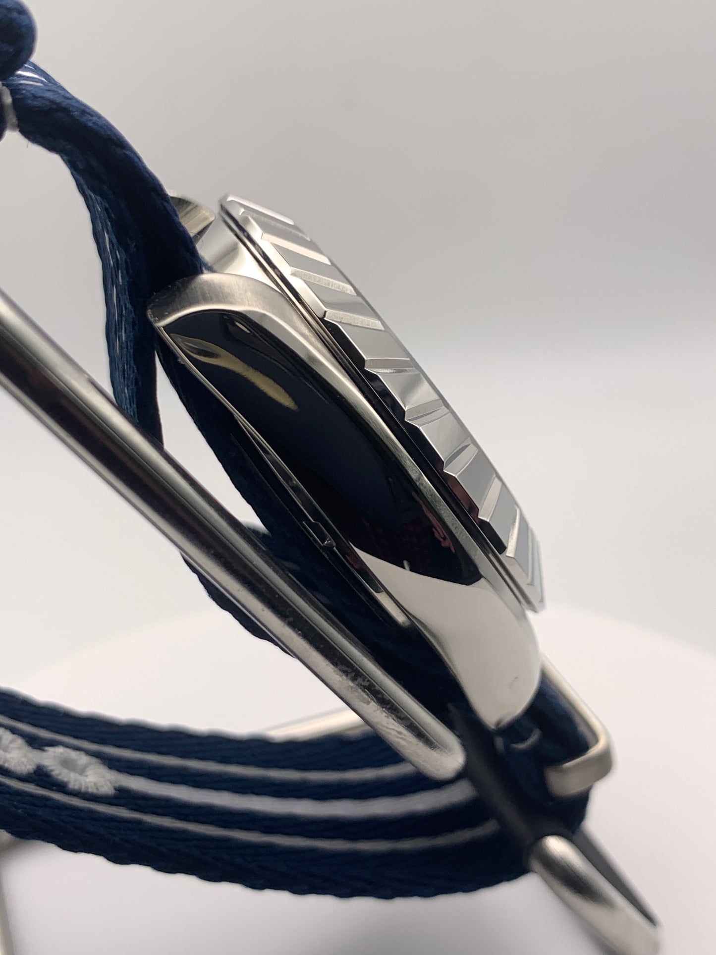 Pinwheel. 41mm Stainless steel case. Crystal titanium dial. Sapphire crystal. Unidirectional bezel. Seiko NH35.