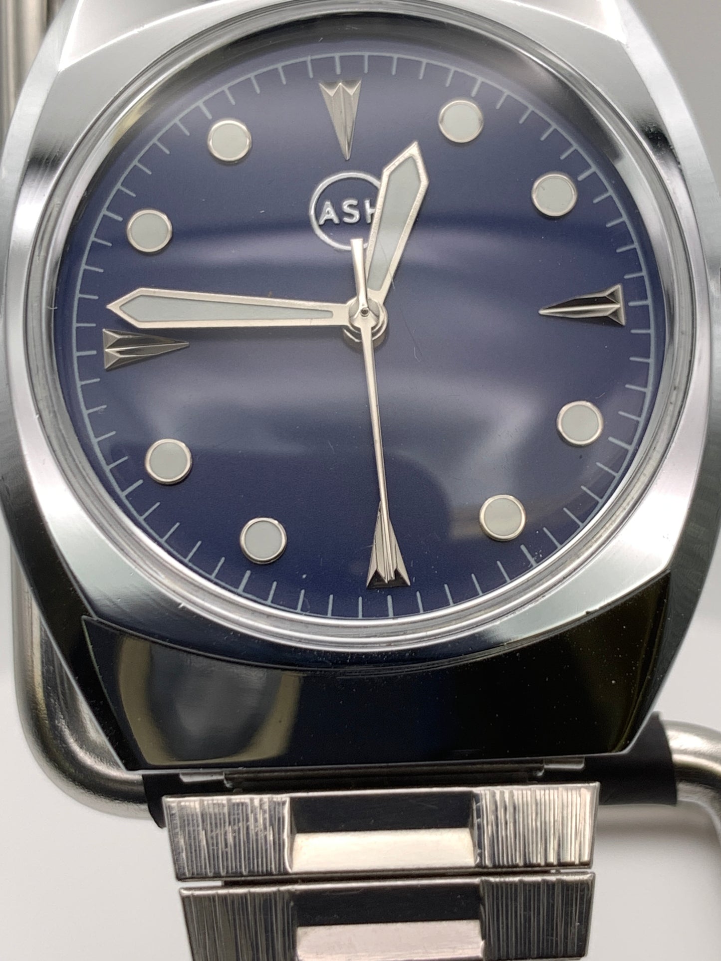 Neo Vintage Collection. Sport watch.NOS Gruen case. Blue dial, vintage expanding bracelet.