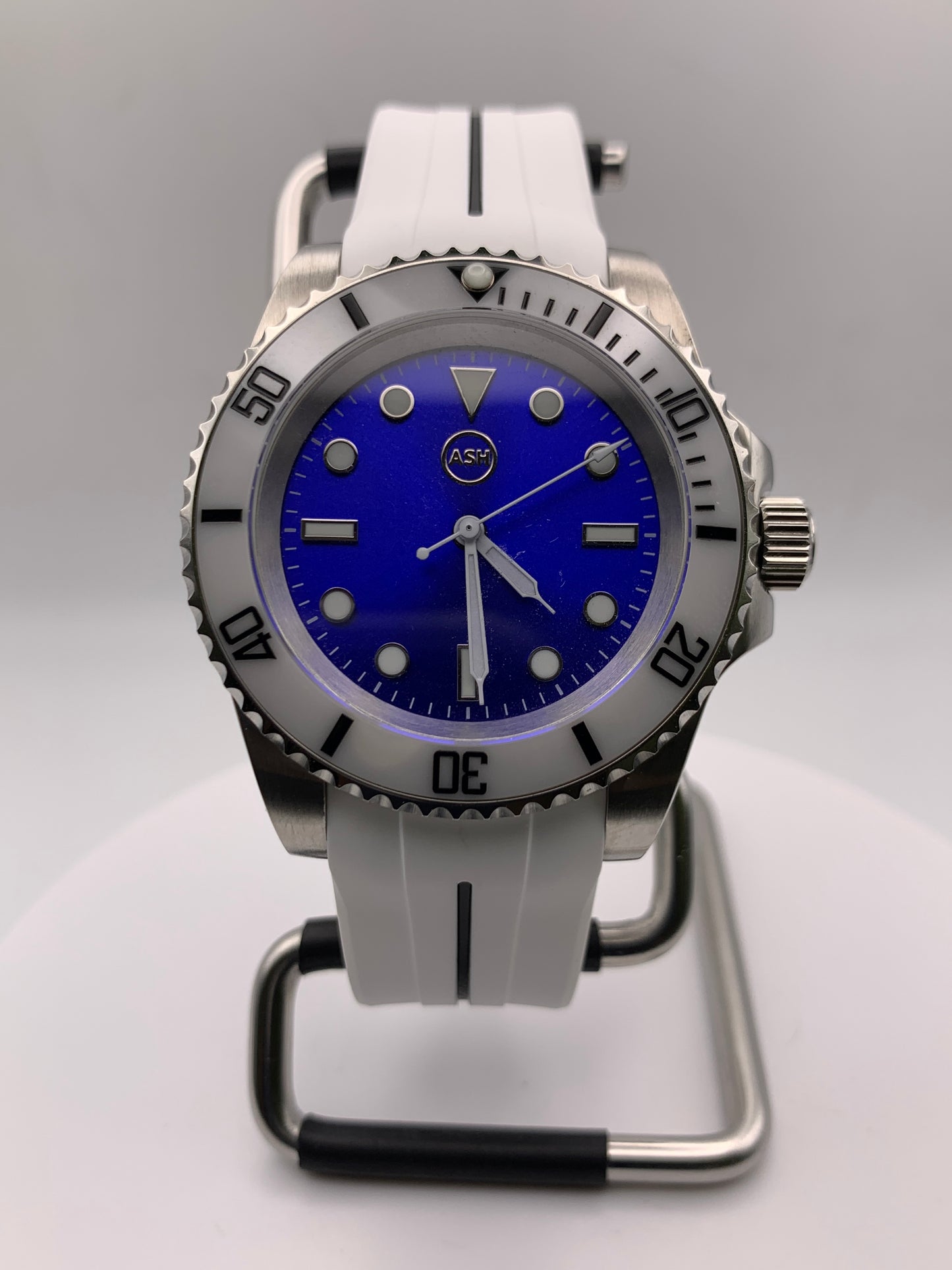 Bumbles Bounce. 41mm stainless steel case. Sapphire crystal. Seiko NH38.