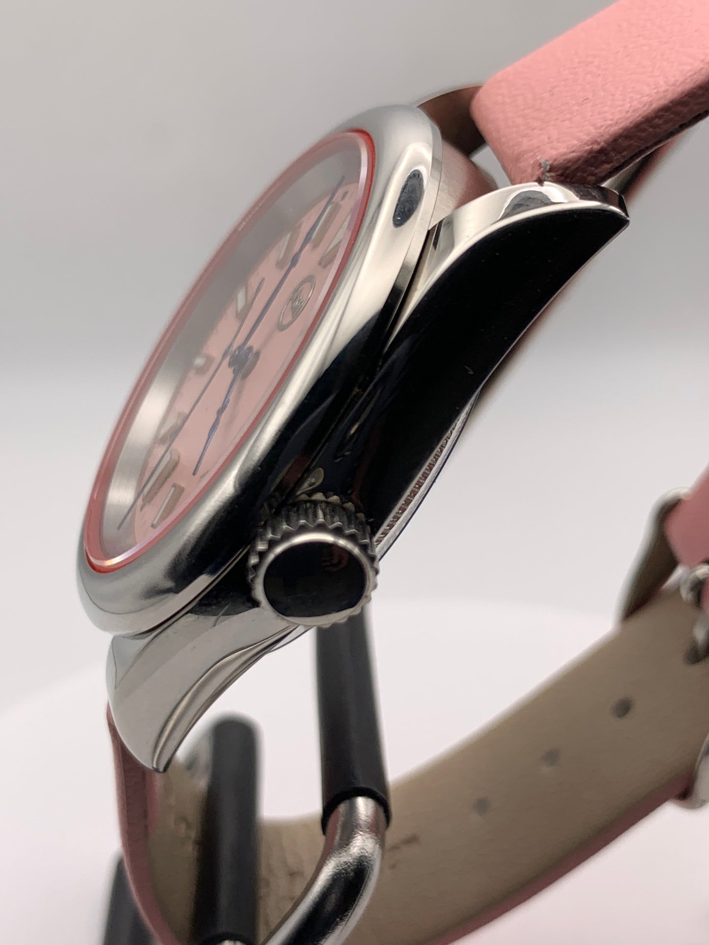 Versailles 1.1 - 39mm Stainless steel case with red gasket. Sapphire crystal. Exhibition case back. Seiko NH38 with blue rotor.