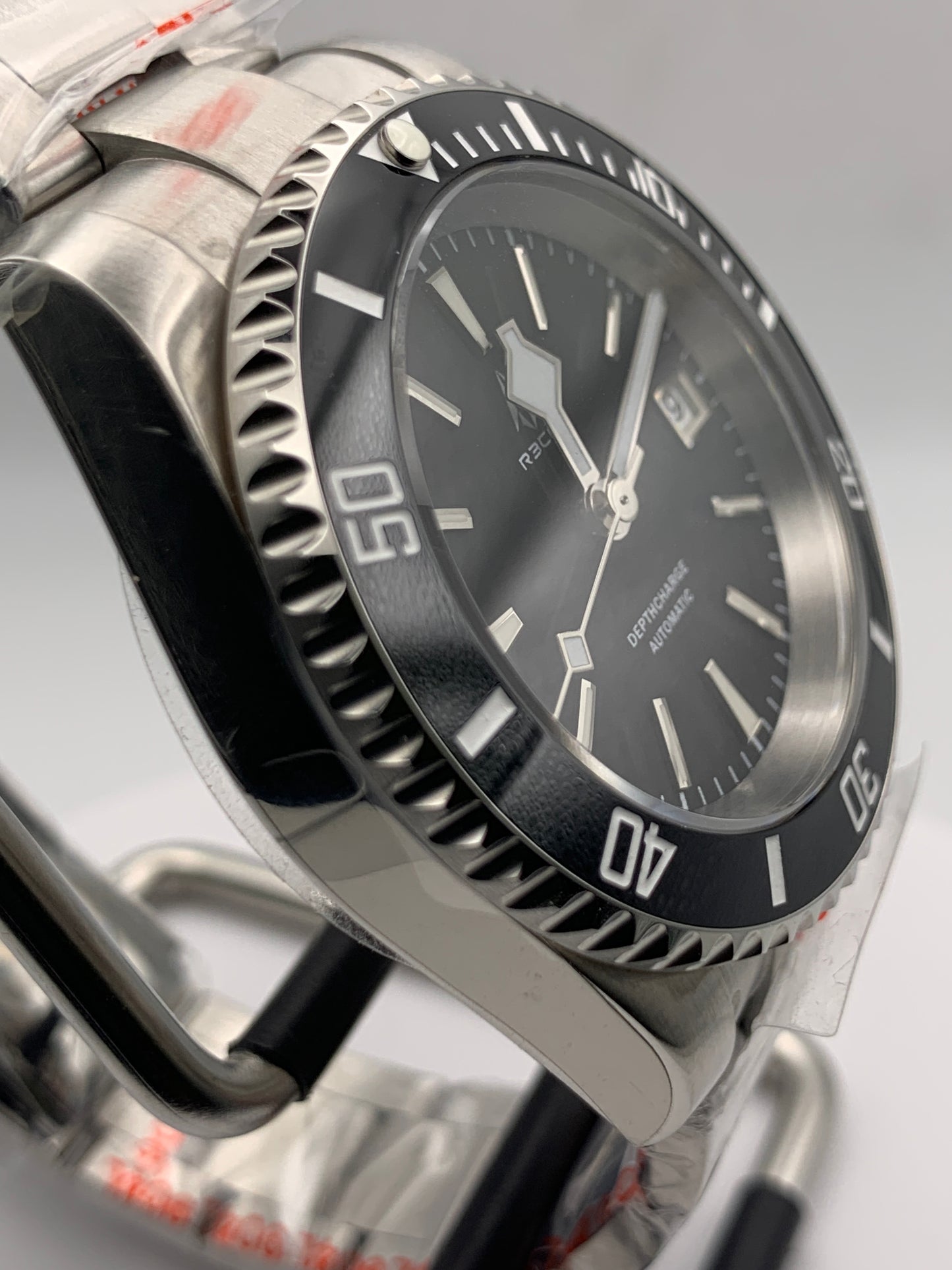 R3CON Collection. Custom black dial watch. 40.5mm stainless steel case. Sapphire crystal. Seiko NH35.