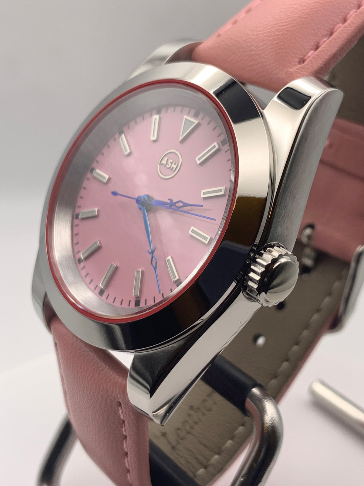 Versailles 1.2 - 39mm Stainless steel case with red gasket. Sapphire crystal. Exhibition case back. Seiko NH38 with blue rotor.