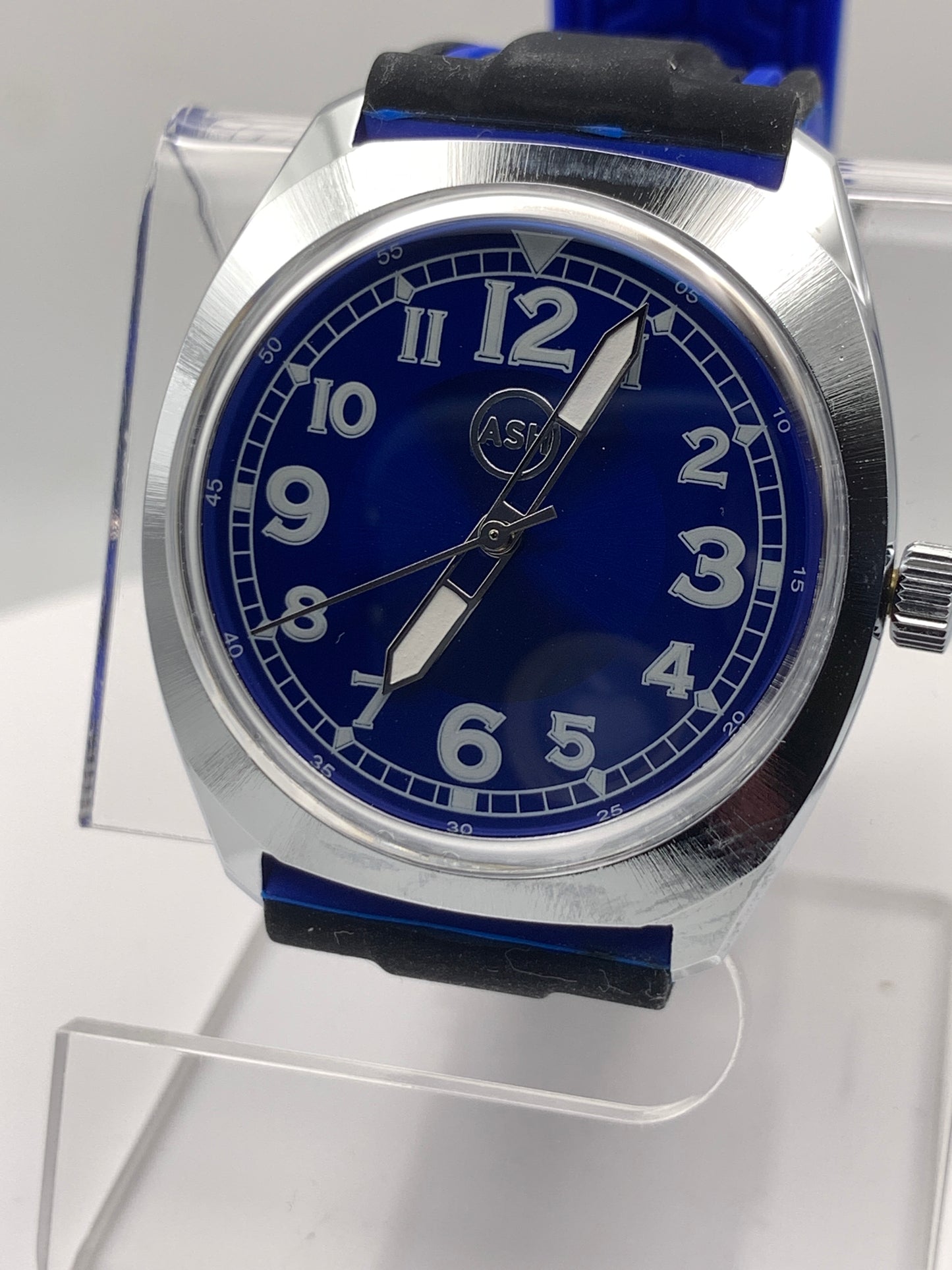 Drew. 35mm NOS brass and stainless steel Gruen case. Box Sapphire crystal. Seiko VH31 Mecha-quartz.