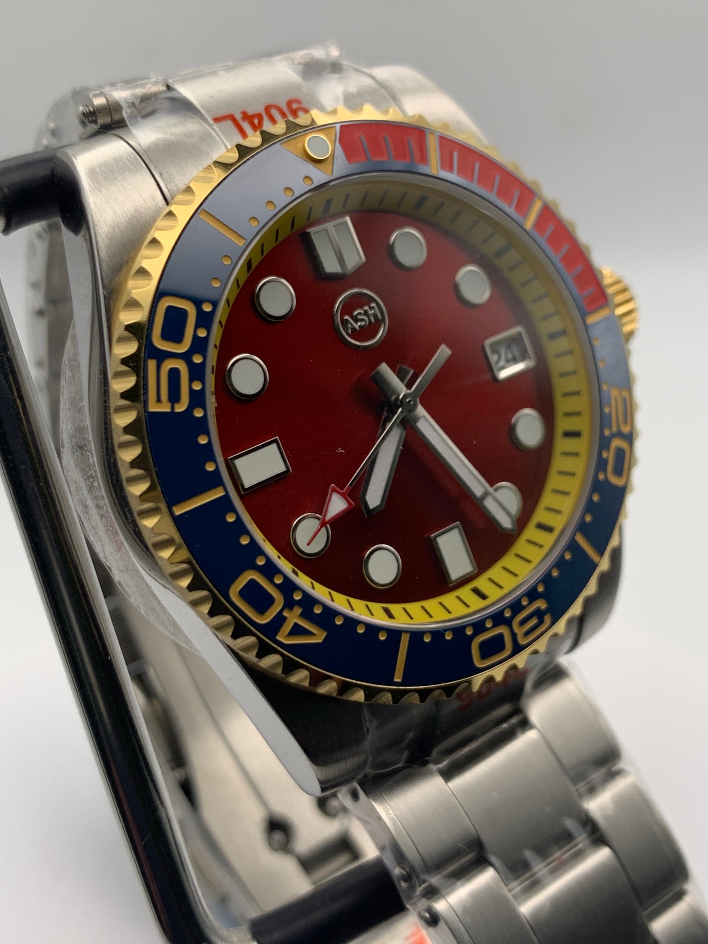 Toy Box. 41mm stainless steel case. Sapphire crystal. Seiko NH35.