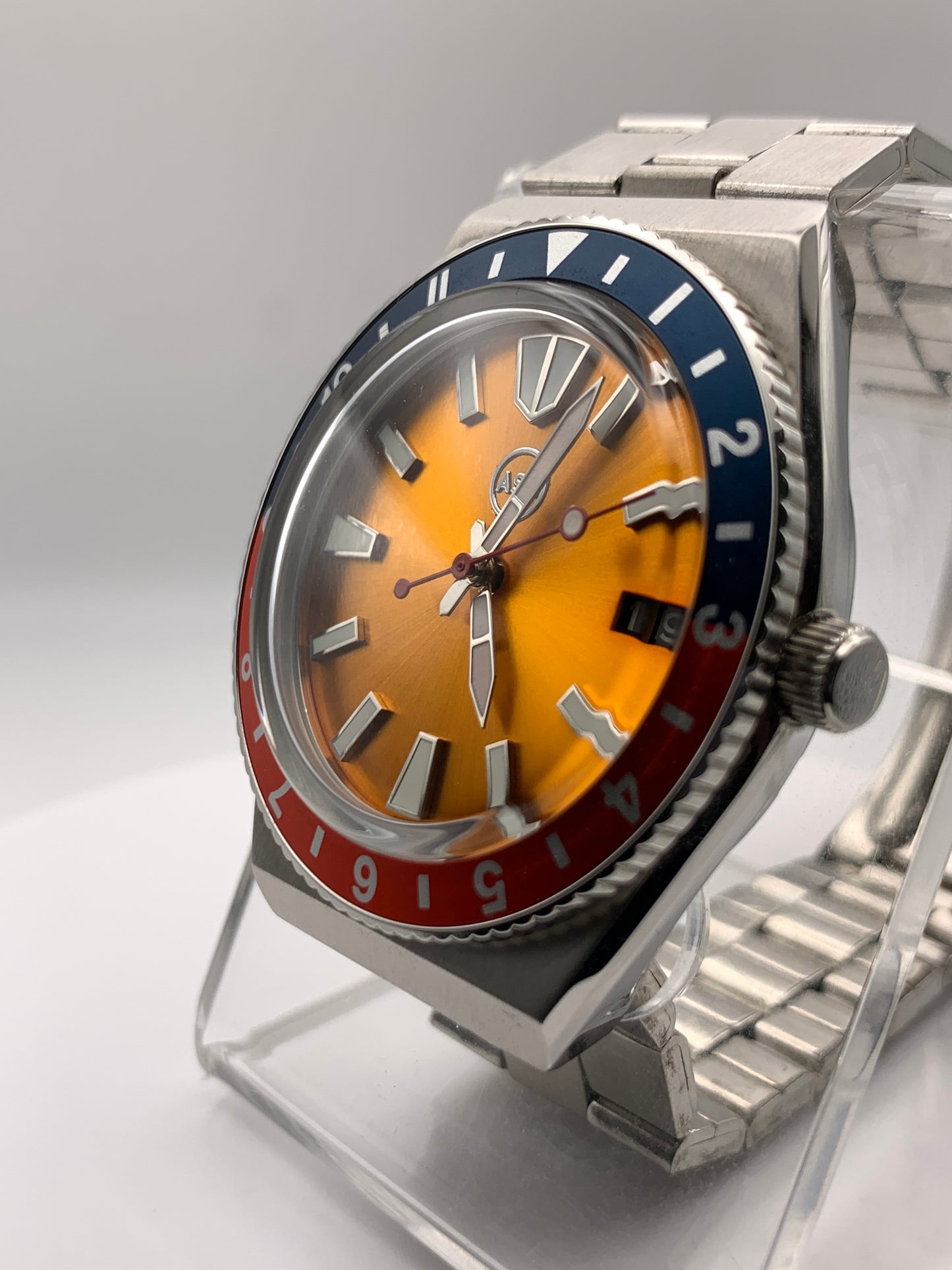 Poguelite. 37mm Stainless steel case. Acrylic domed crystal. Seiko NH35 with black date wheel. NOS vintage bracelet.