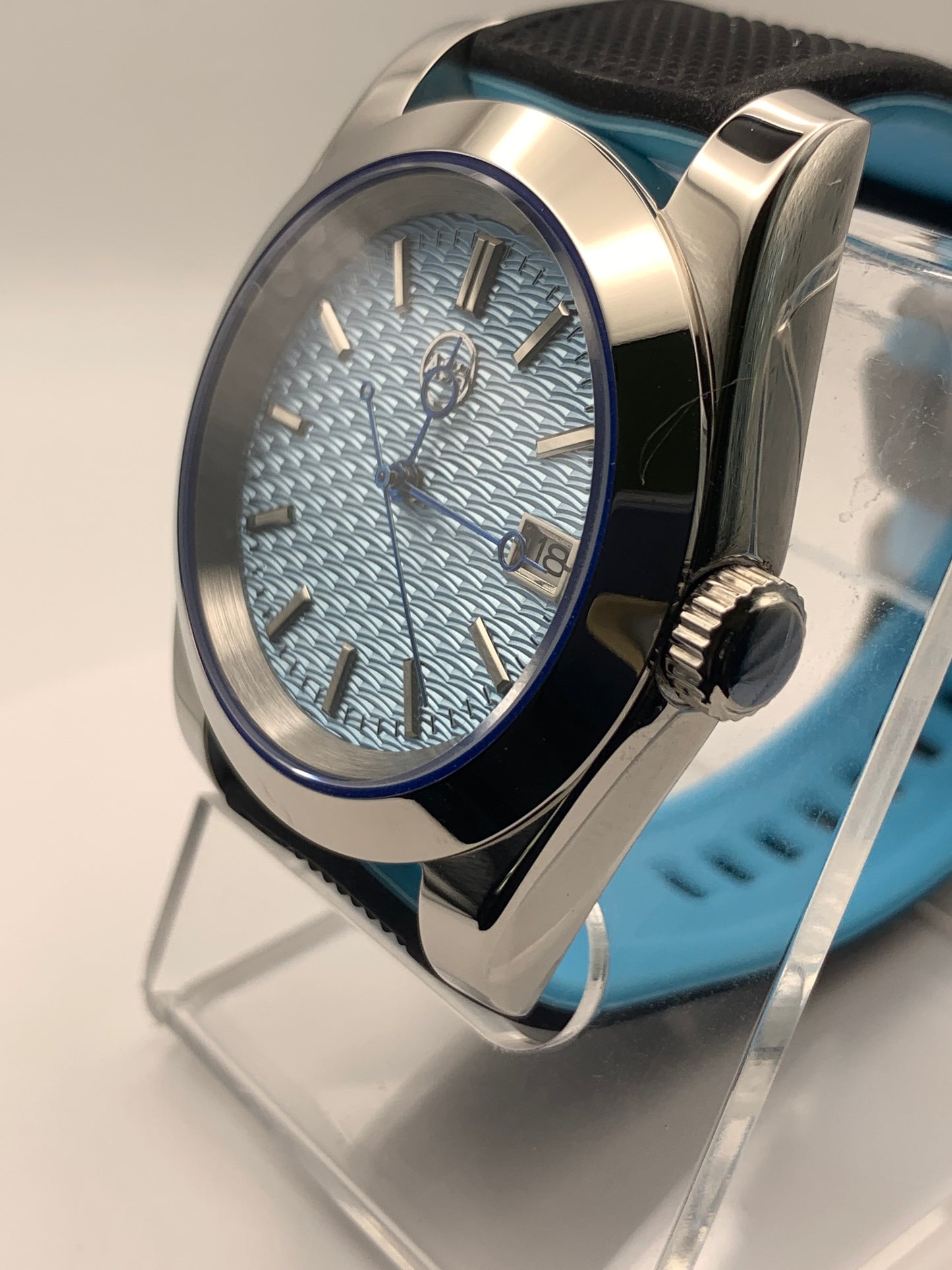 Frostbyte. 39mm stainless steel. Textured dial with blued handset. Sapphire crystal. Seiko NH35.